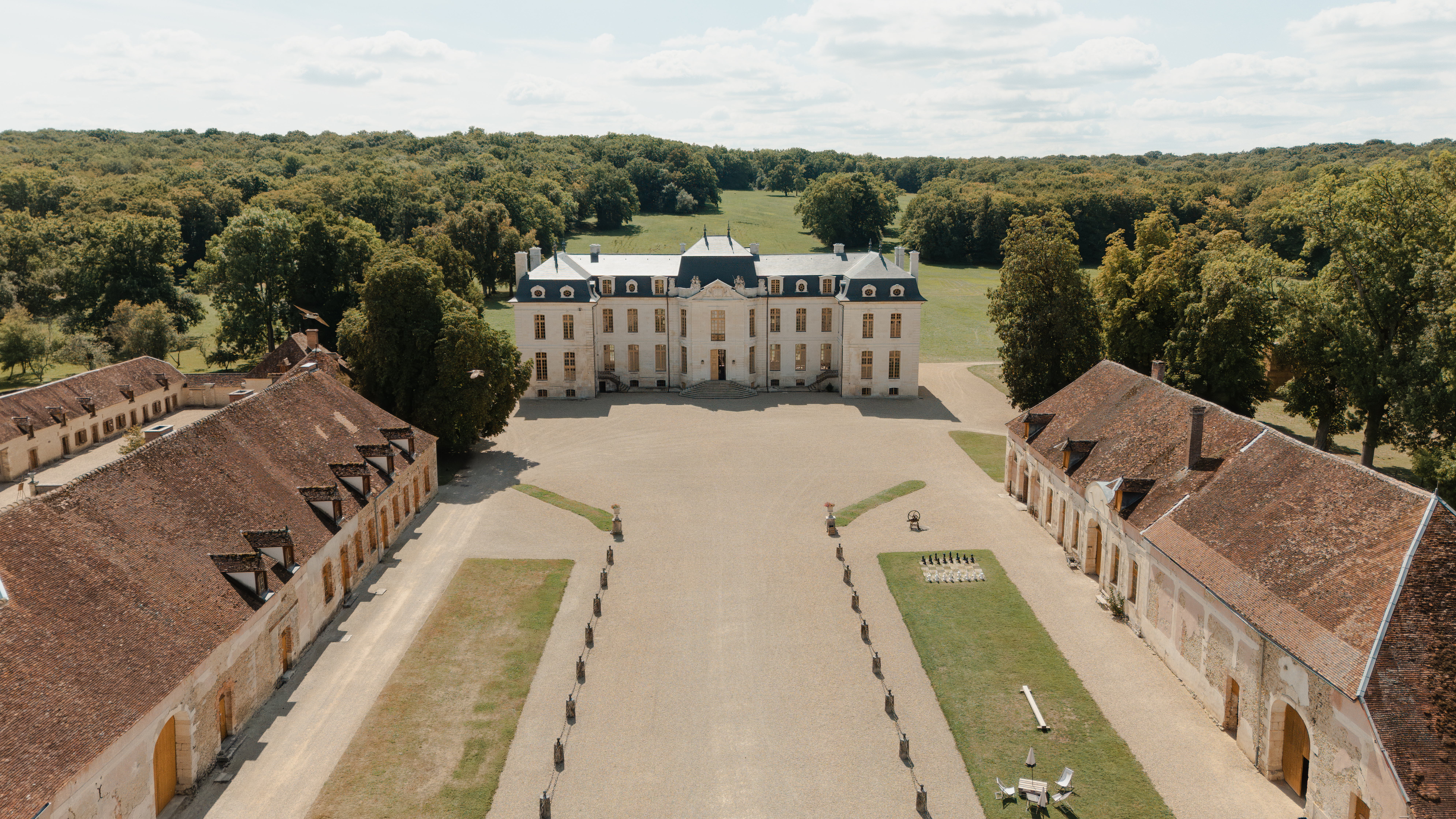 Vue aérienne au drone du Château de Vaux et de ses granges monumentales, domaine mariage Reims Champagne.