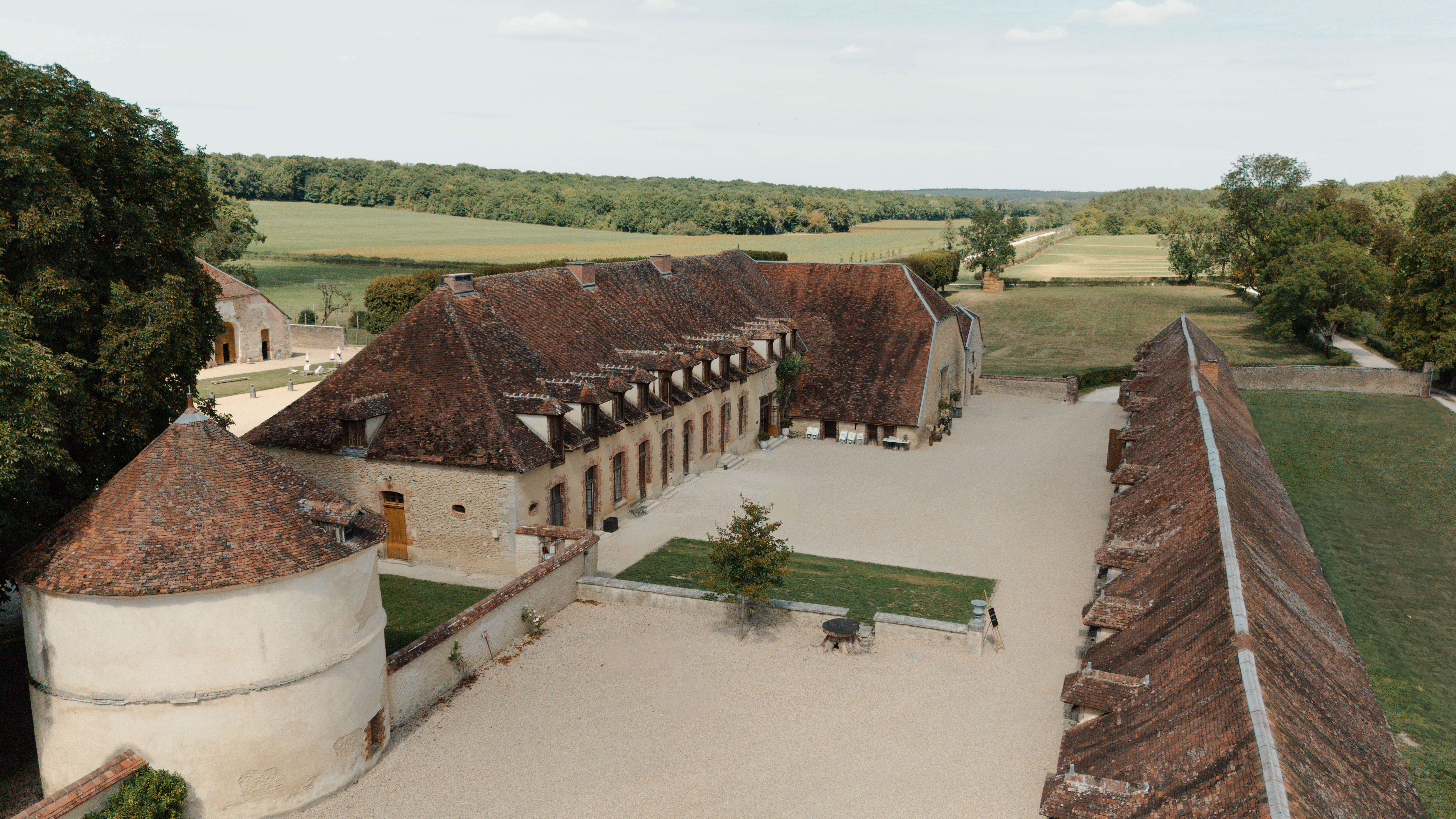Vue aérienne rapprochée de la grange principale de réception au Domaine de Vaux.