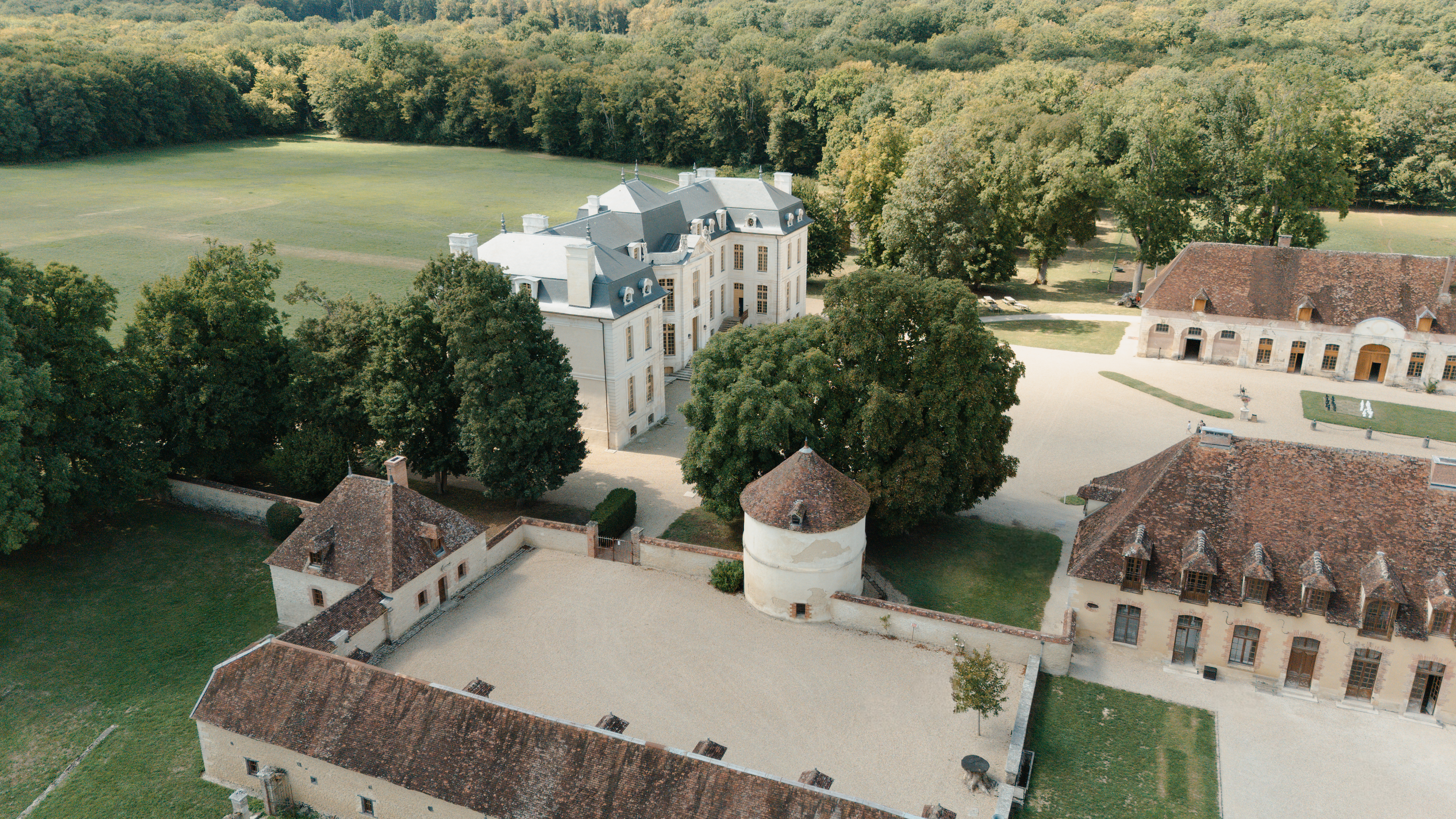 Prise de vue au drone mettant en scène le colombier et le Château de Vaux.