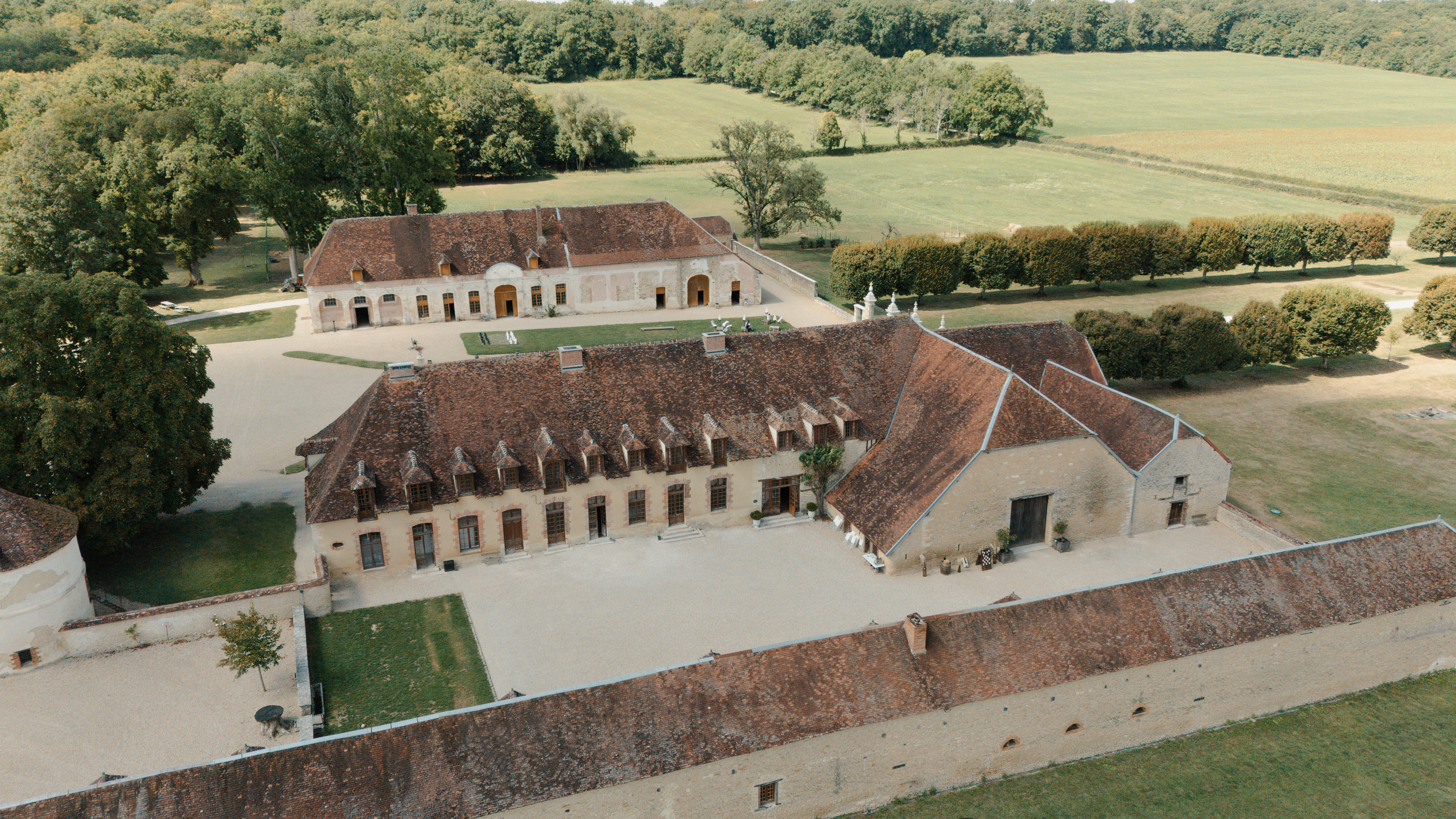 Vue aérienne au drone de toutes les granges historiques du domaine de Vaux en Champagne.