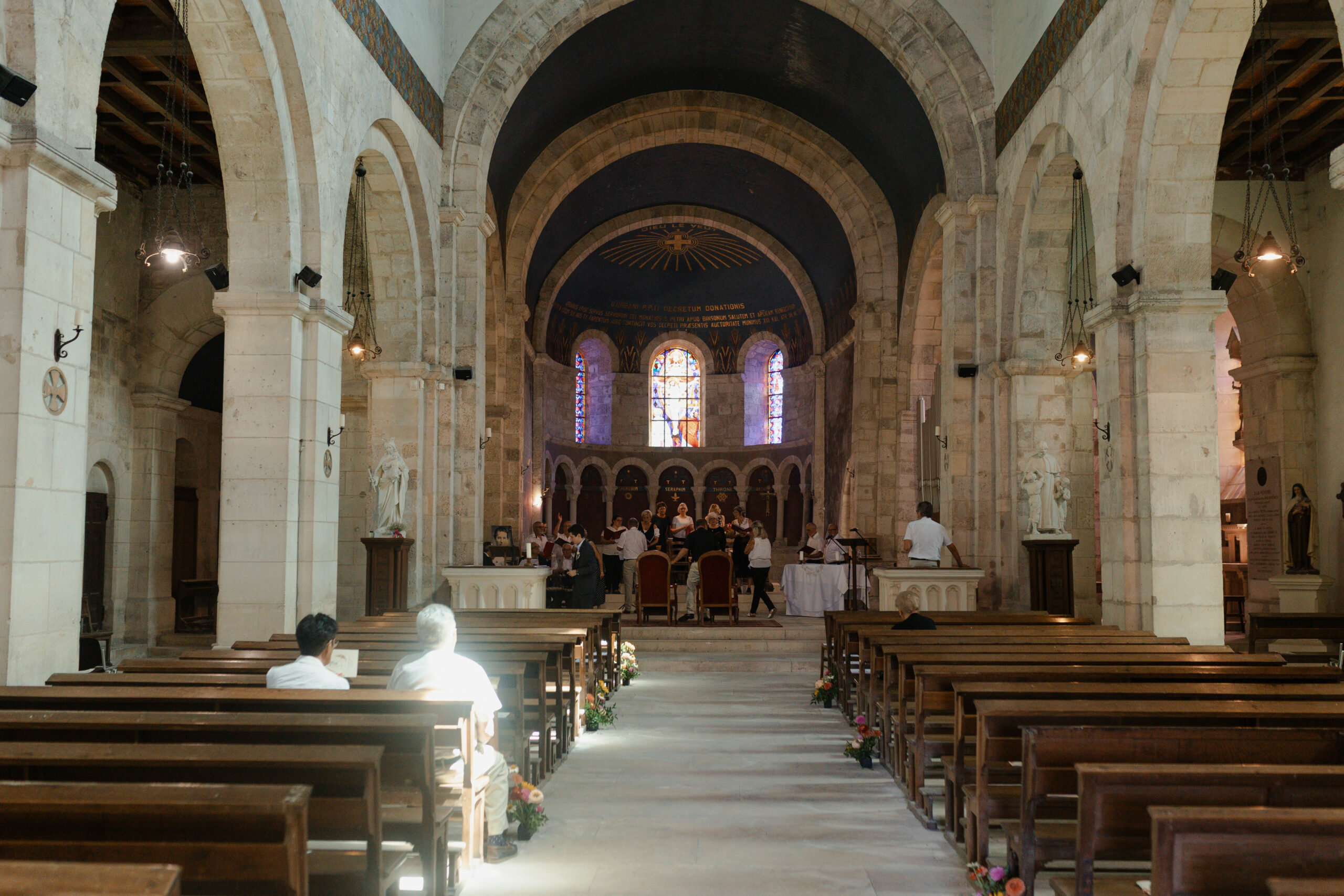 Vue centrale en paysage de l'intérieur de l'église du Prieuré de Binson, architecture gothique du domaine.