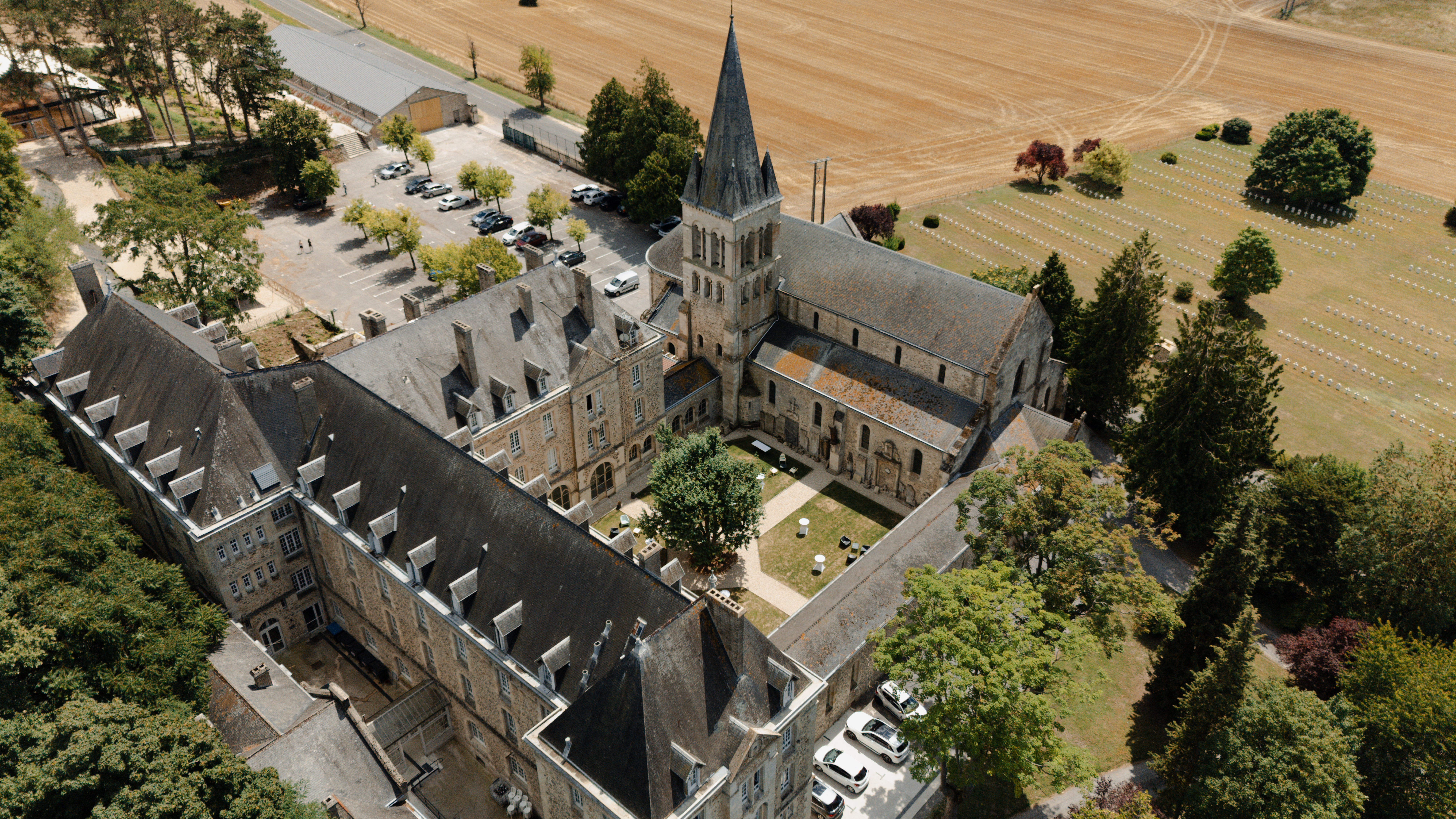 Prise de vue aérienne au drone du Prieuré de Binson. Domaine de mariage au cœur du vignoble champenois près de Reims.