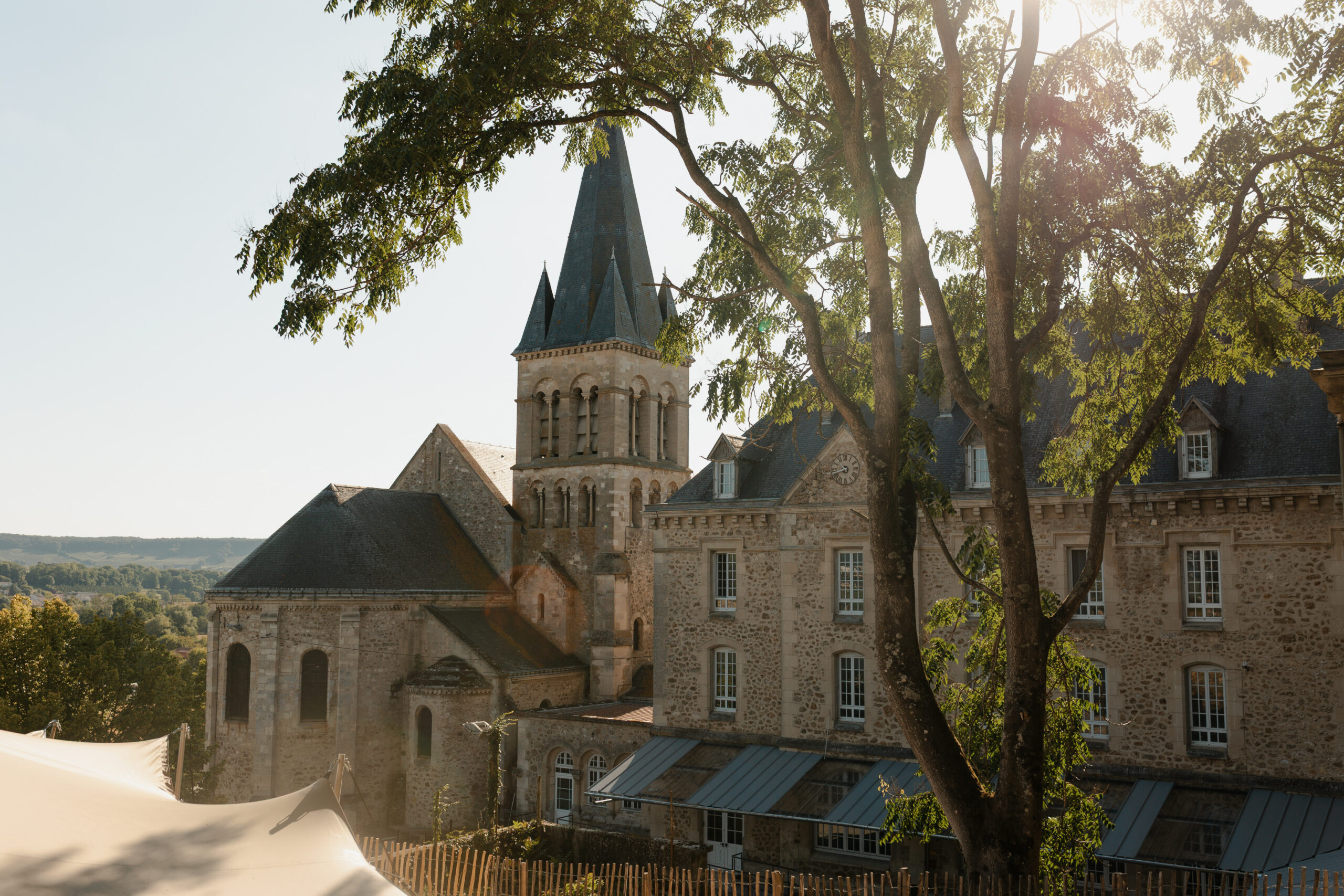 Prise de vue extérieure du clocher du Prieuré de Binson depuis la terrasse du domaine de mariage en Champagne.