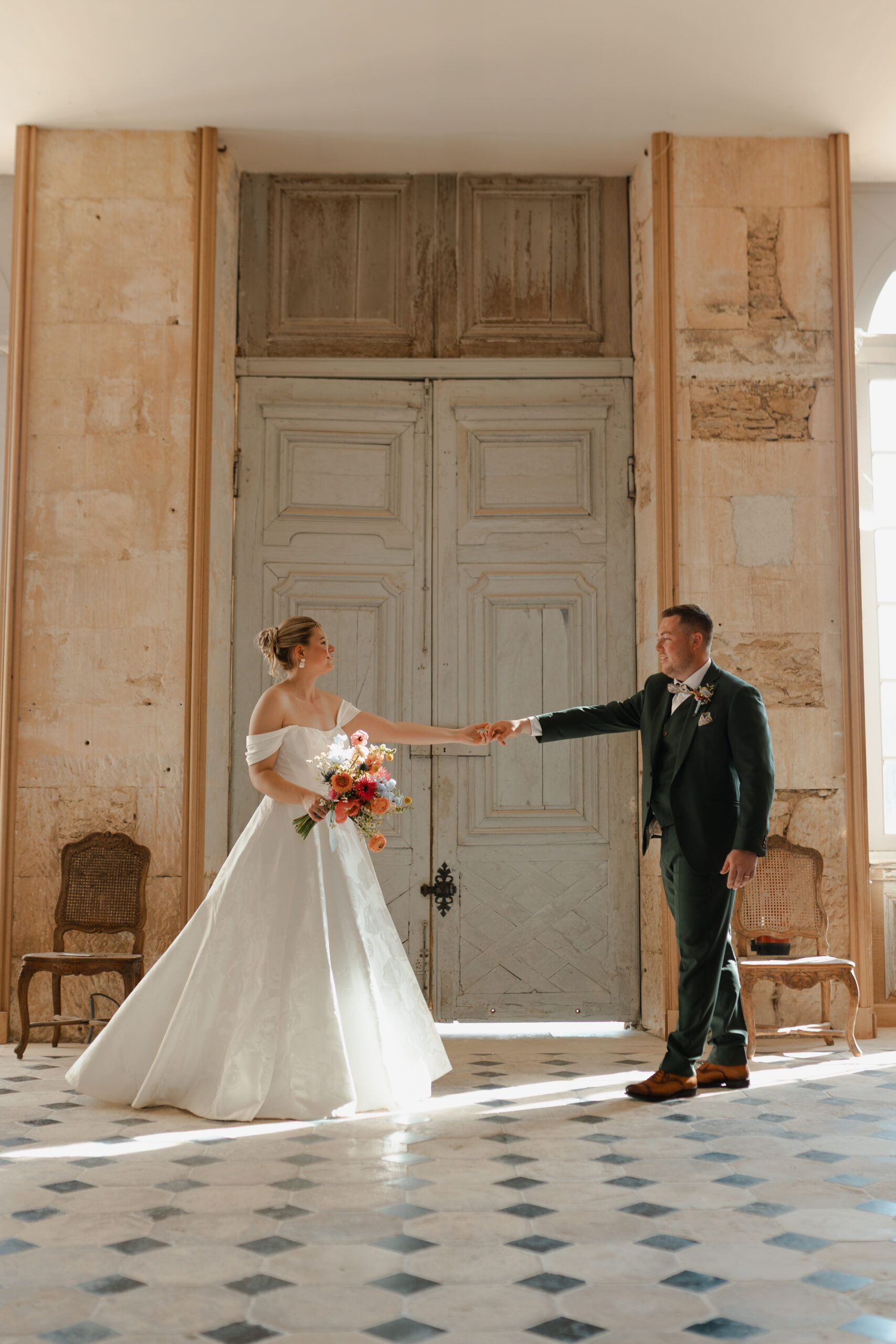 Photo des mariés en pleine danse dans le grand hall du Château de Vaux.