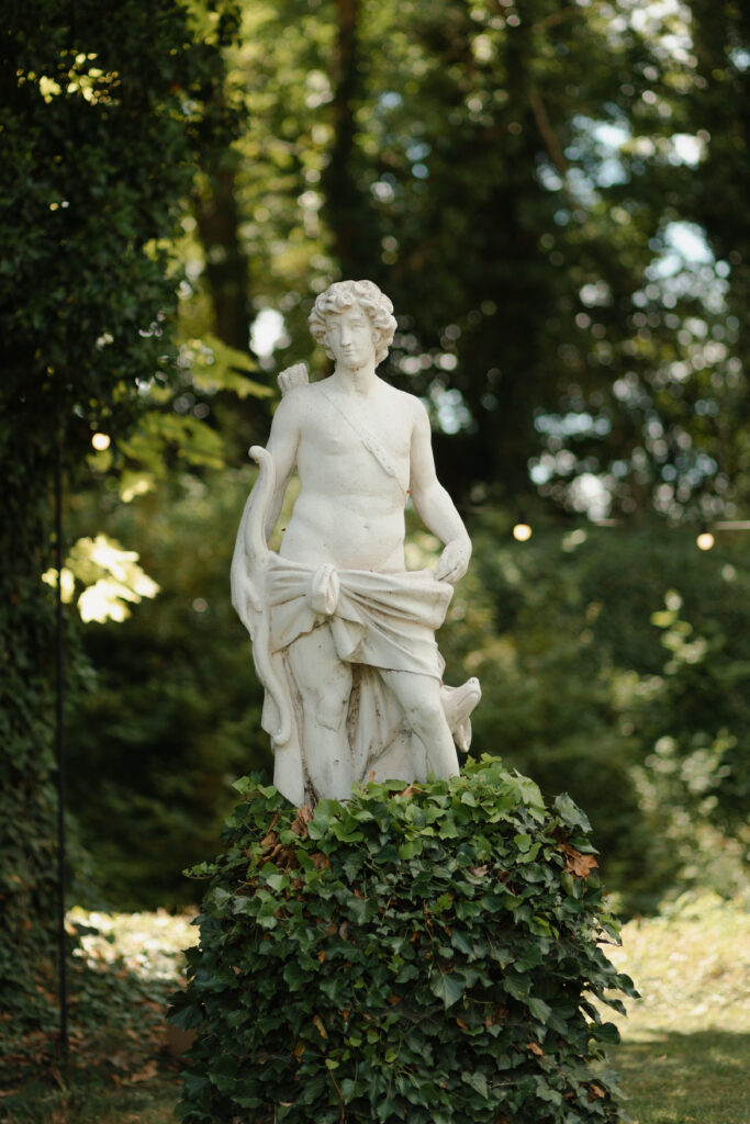 Détail d'une statue d'homme photographiée dans le parc du Domaine de Vaugency.
