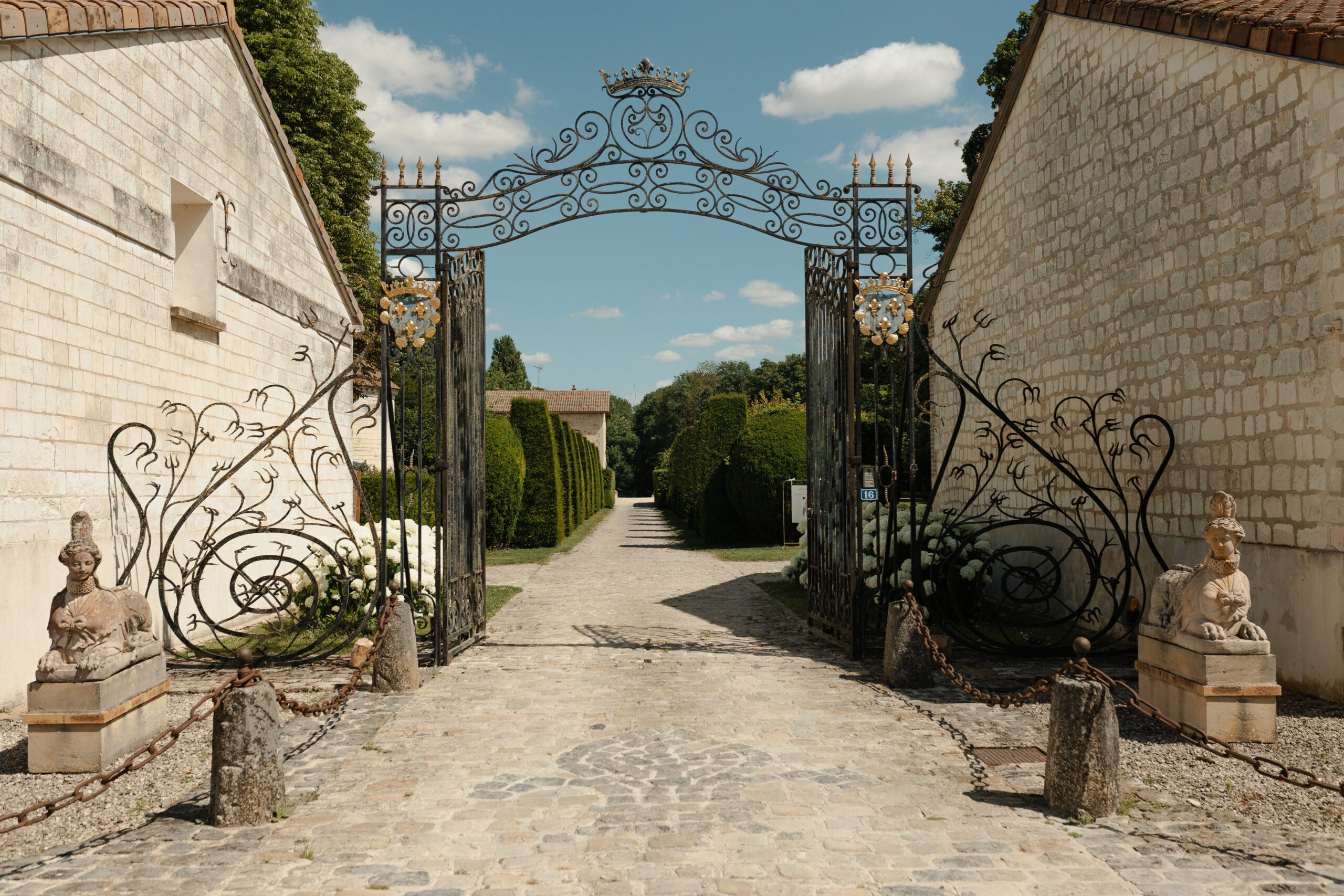 Grille royale en fer forgé de l'entrée du Domaine de Vaugency, domaine de mariage prestigieux près de Reims.