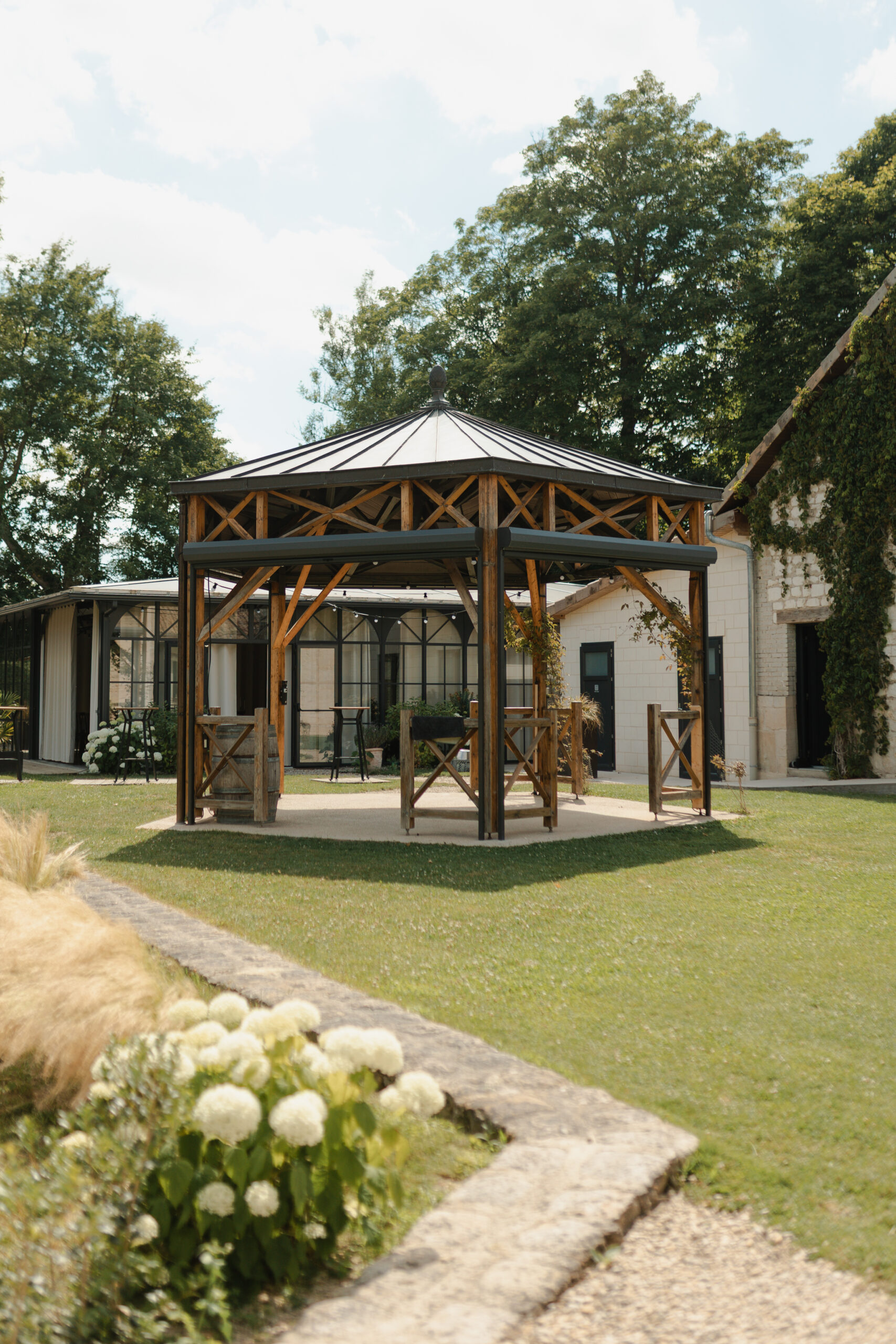 Photo du kiosque de cérémonie au Domaine de Vaugency sous un soleil d'été éclatant.