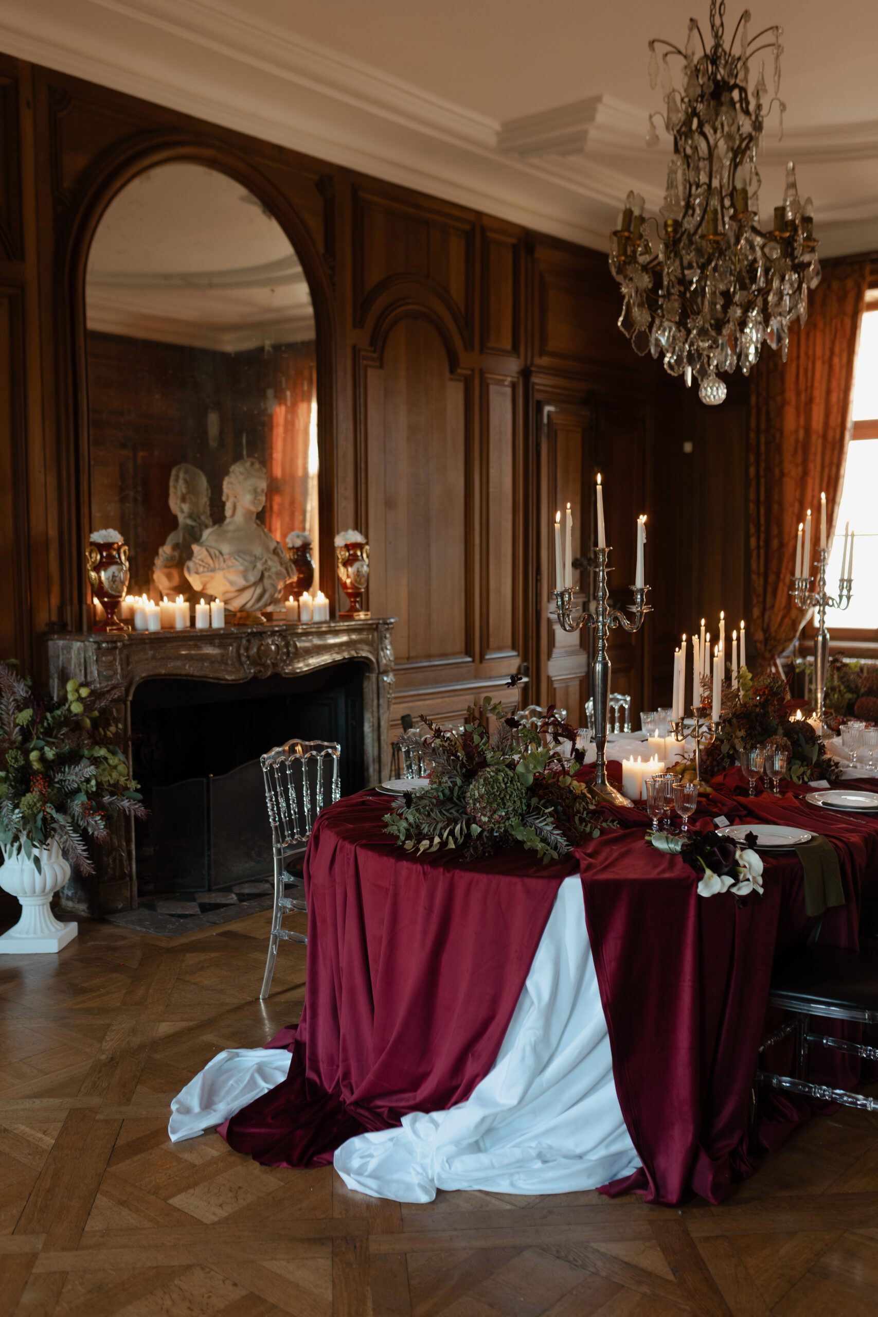 Vue d'ensemble du salon boisé montrant la table de banquet et la cheminée ornée au Château de Vitry-la-Ville.