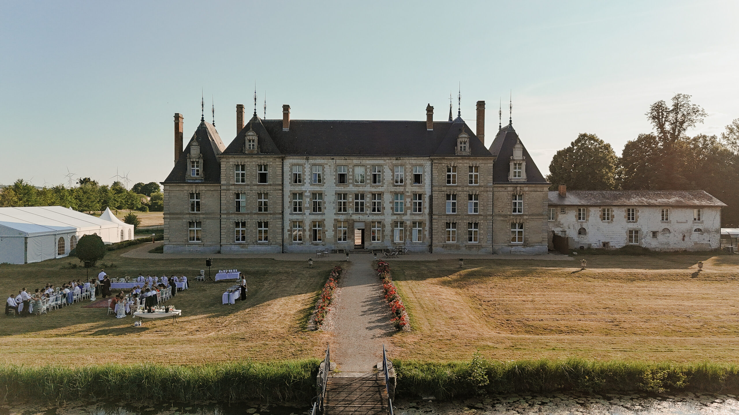 Vue aérienne de l'arrière du Château de Vitry-la-Ville montrant l'étendue du parc et la façade historique.
