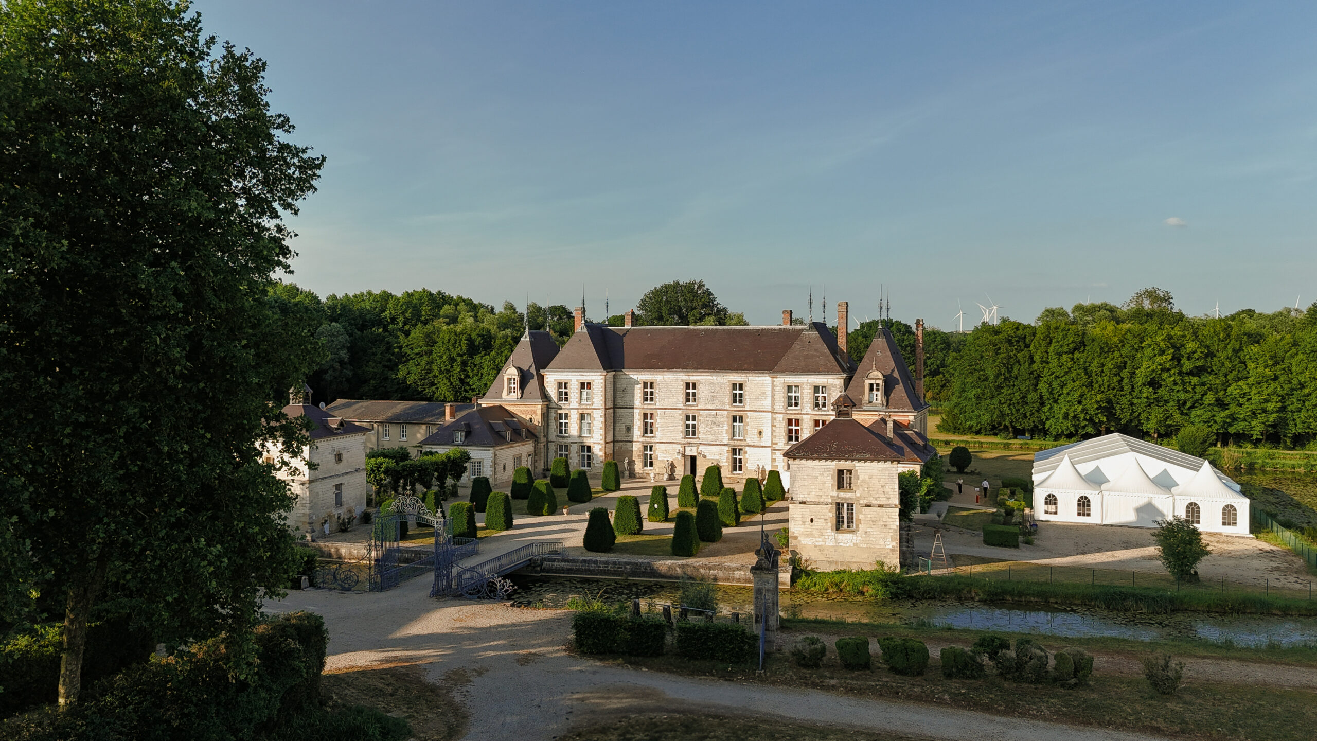 Prise de vue aérienne au drone du Château de Vitry-la-Ville sous une belle lumière d'été, domaine mariage Reims Champagne.