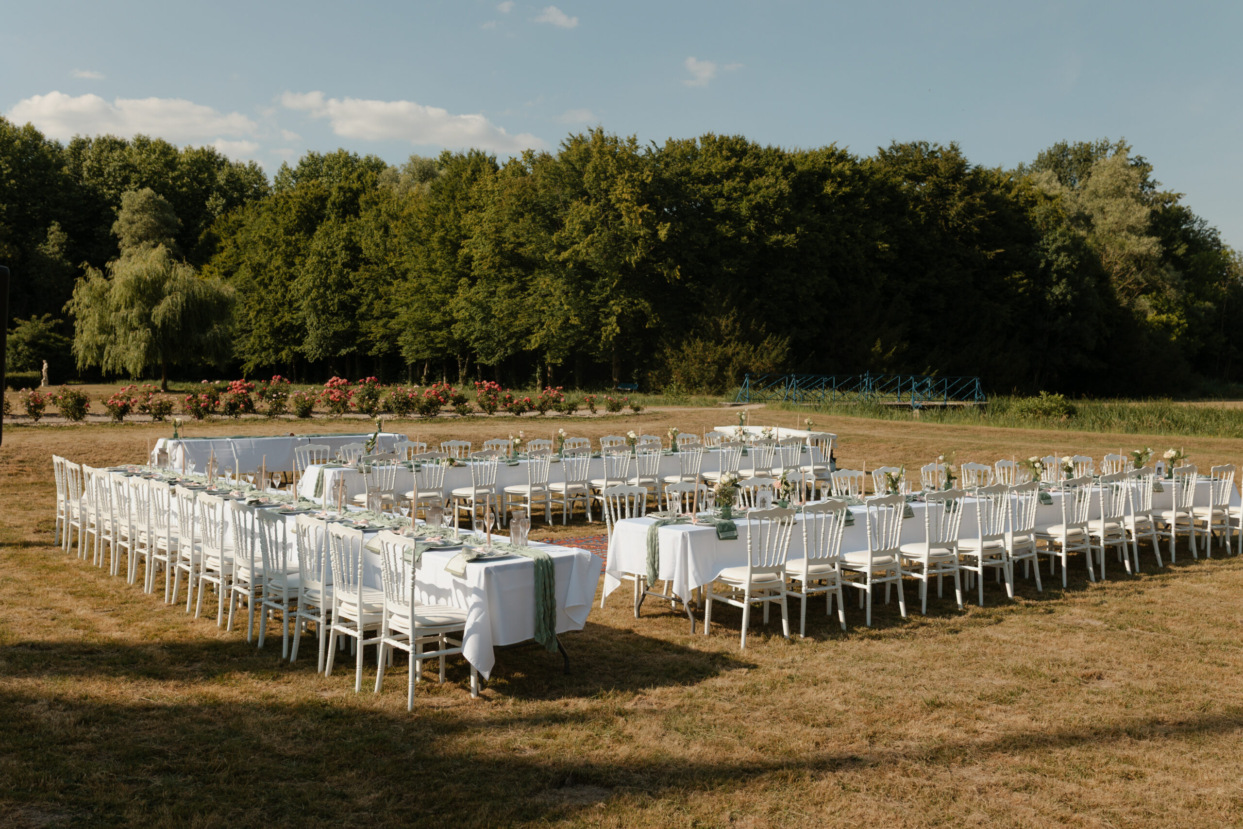 Tables de réception de mariage installées en extérieur dans le parc du Château de Vitry-la-Ville.