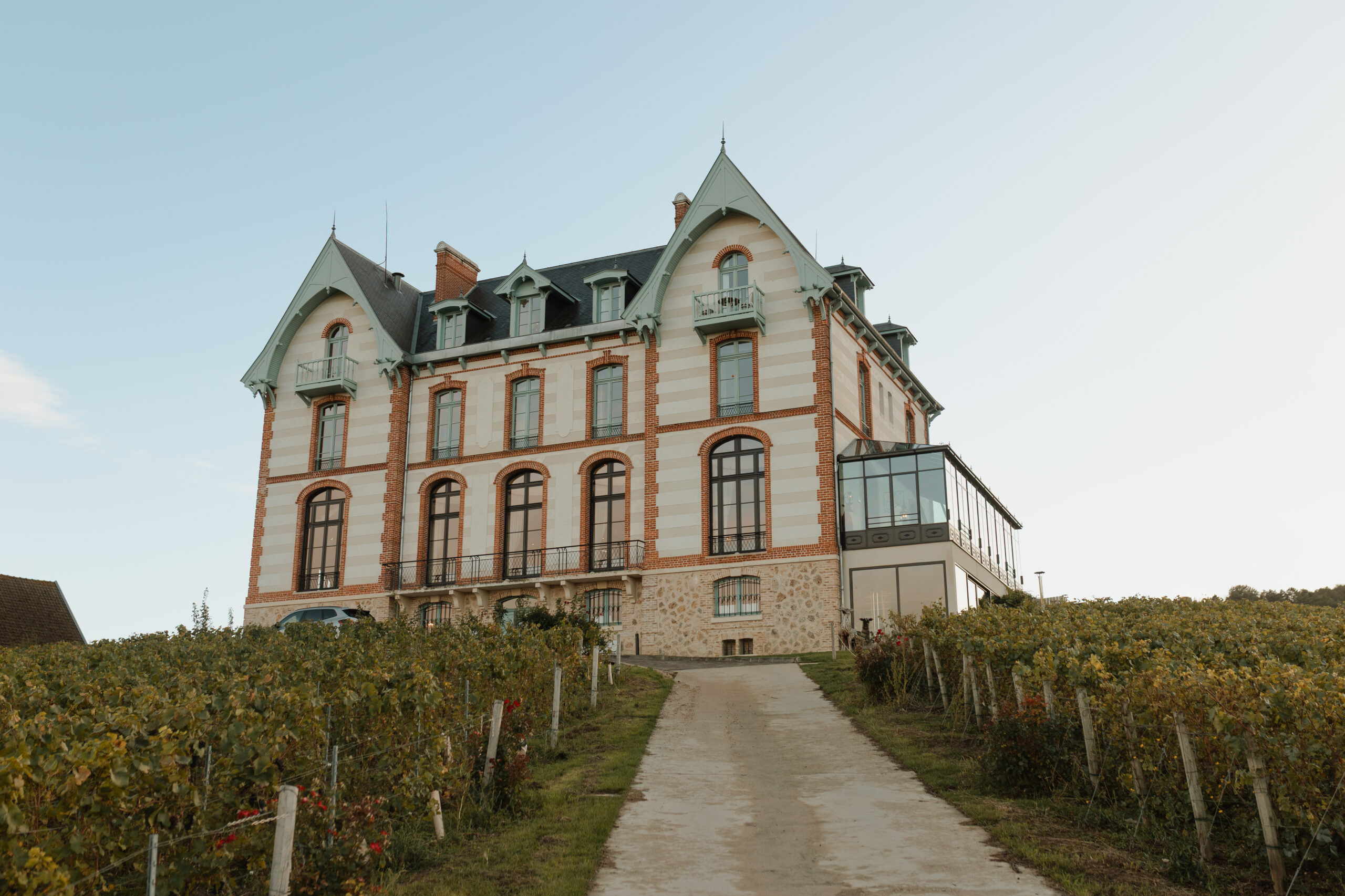 Photographie de la façade extérieure du Château de Sacy. Architecture prestigieuse d'un domaine de mariage de luxe situé sur les hauteurs de la Montagne de Reims.