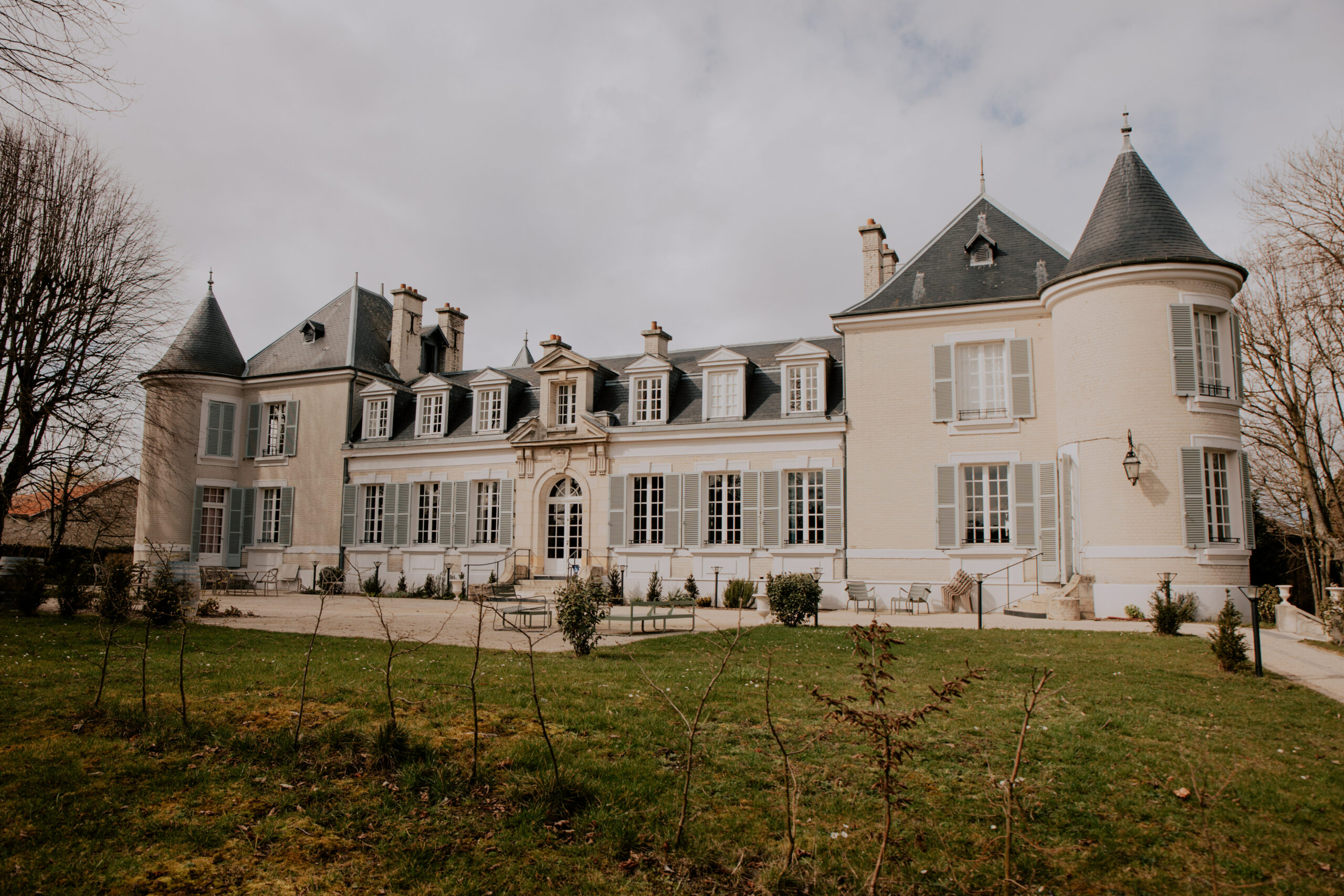 Photographie d'ensemble du Château de Cormicy vue de l'extérieur. Façade historique d'un domaine de mariage près de Reims.