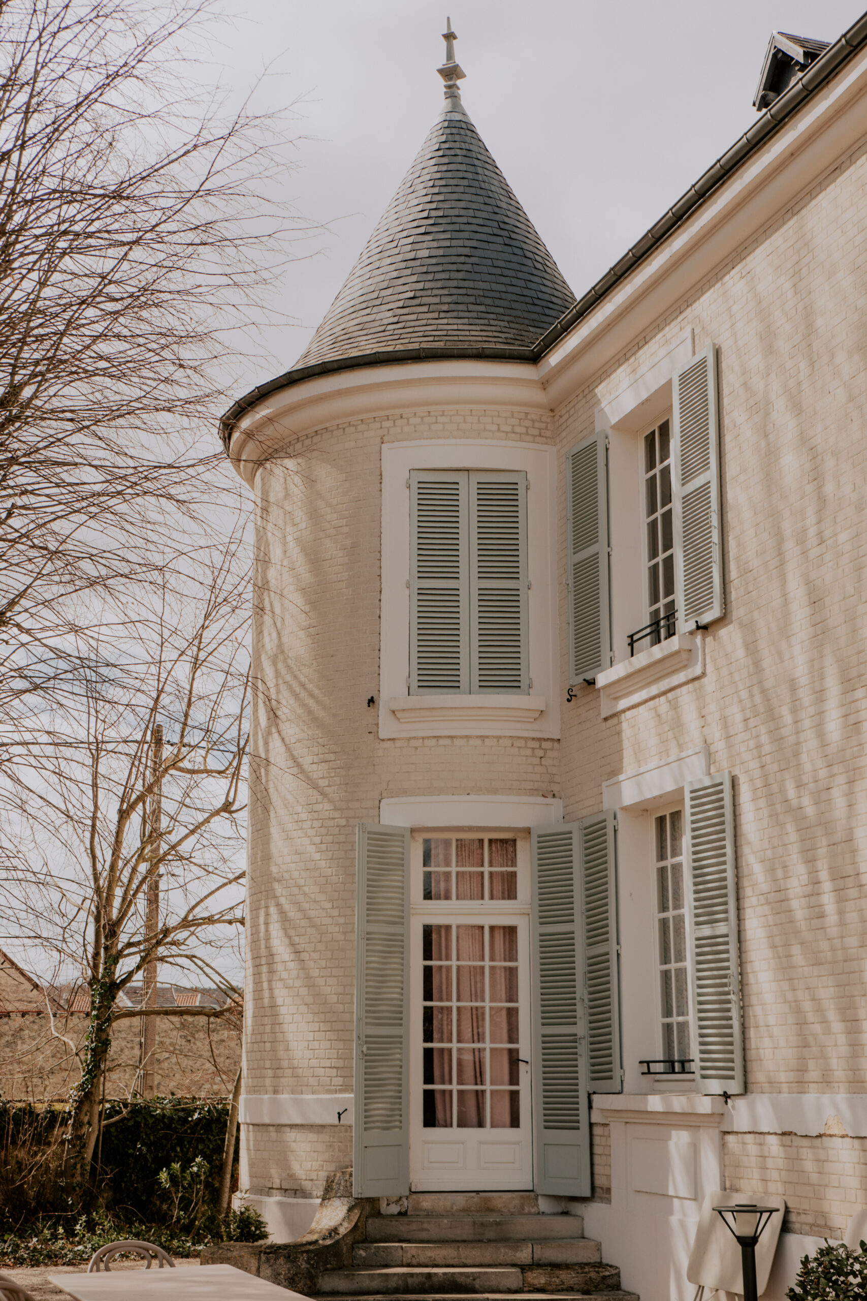 Vue extérieure de la tour gauche du Château de Cormicy, domaine mariage Reims Champagne. Architecture de briques et pierres.