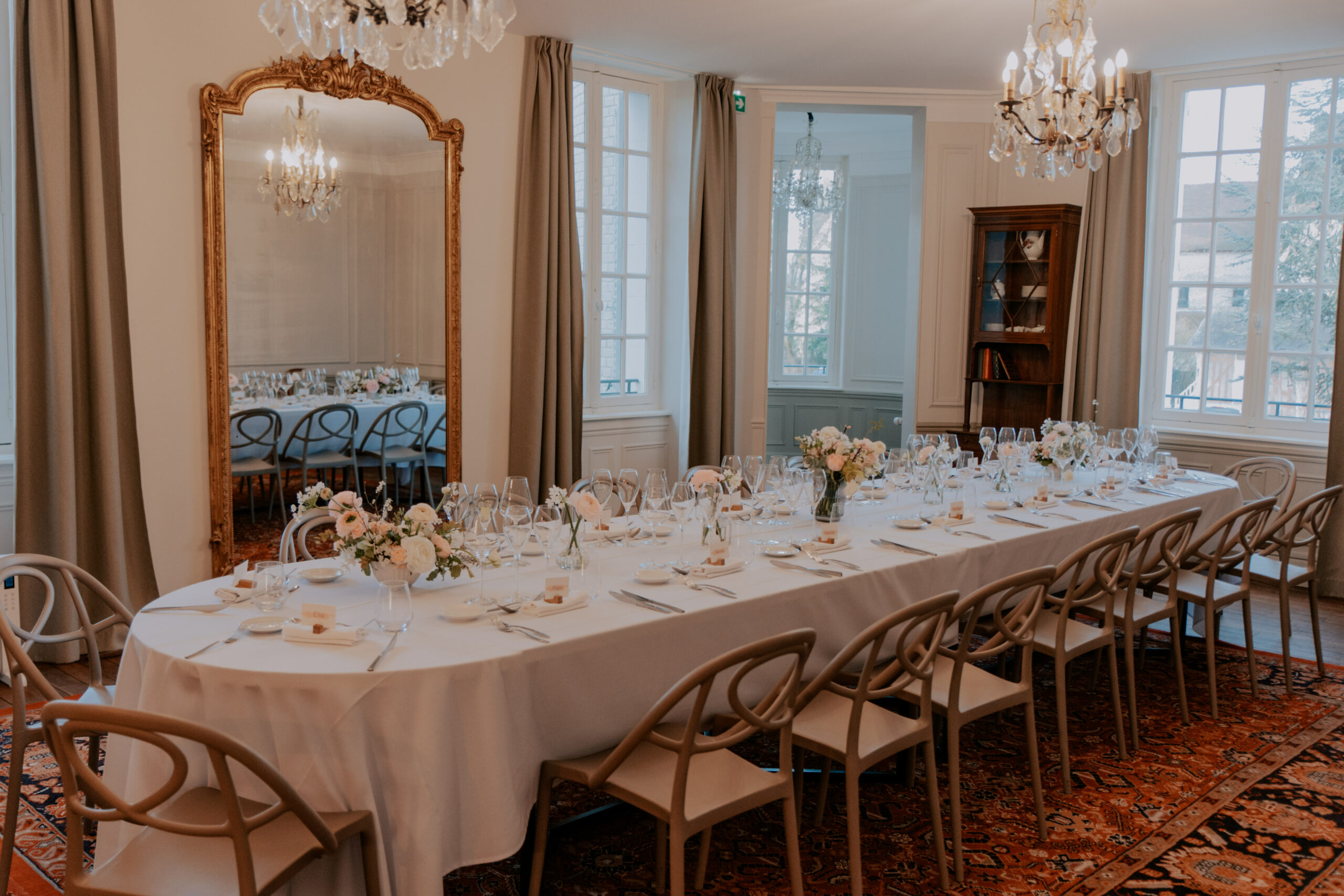 Table de réception dressée dans la salle du Château de Cormicy pour un mariage d'hiver. Décoration élégante et chaleureuse.