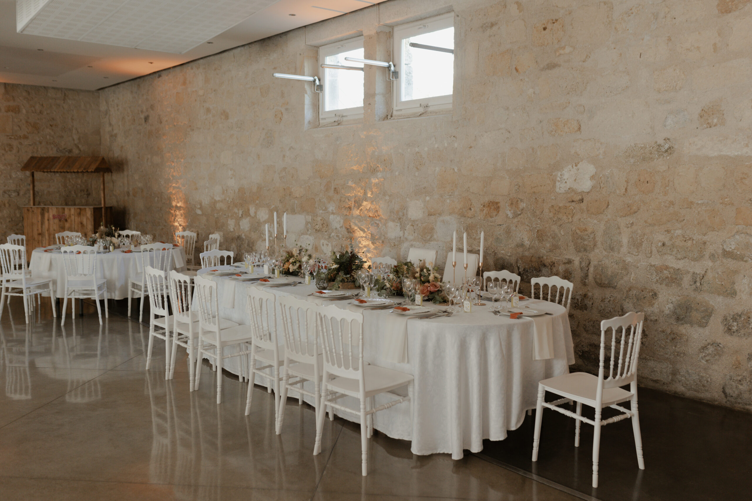 Mise en place de la table d'honneur des mariés dans la salle de réception des Pommerieux.