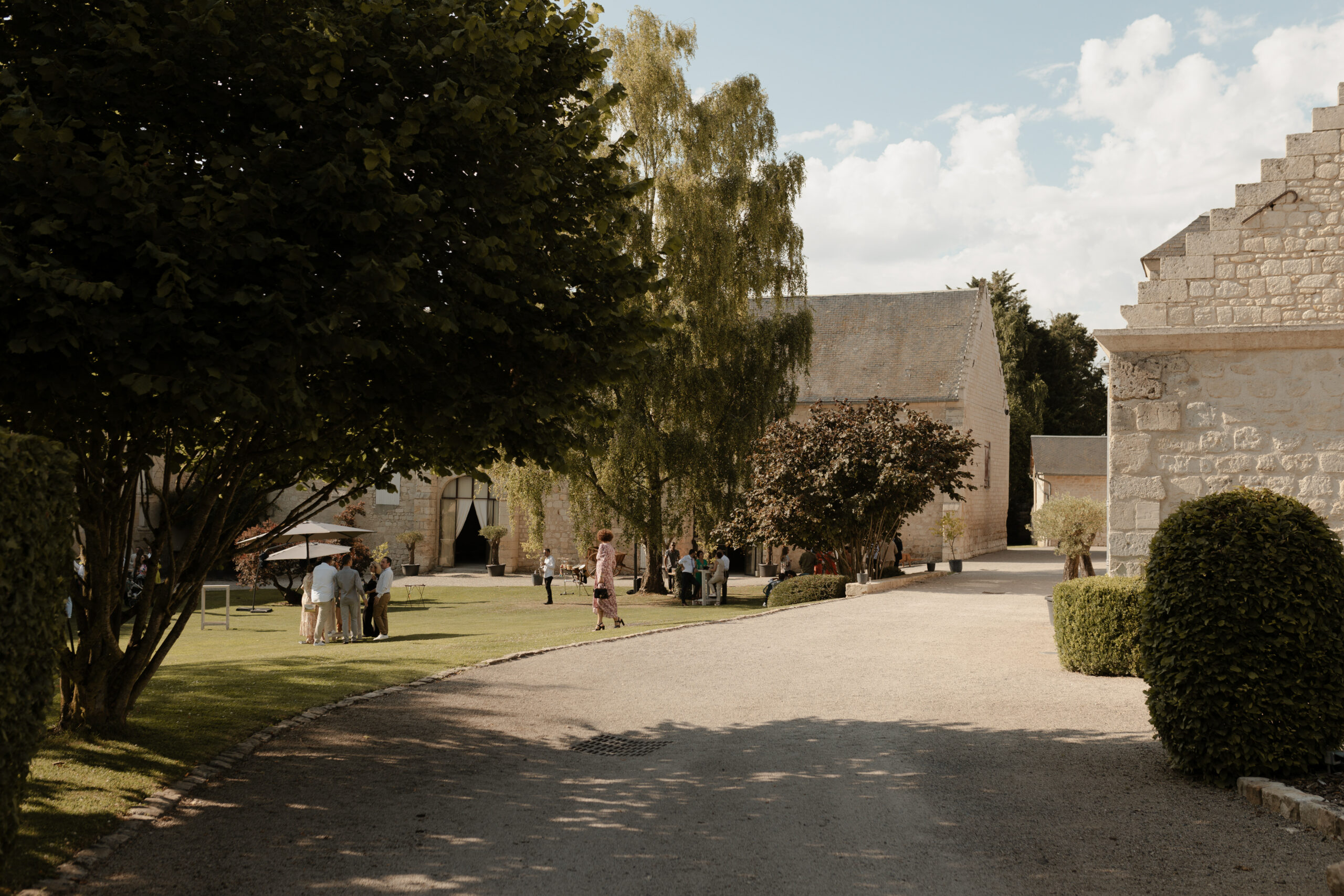 Vin d'honneur en extérieur au domaine Les Pommerieux avec une mise en avant de la végétation et du parc.