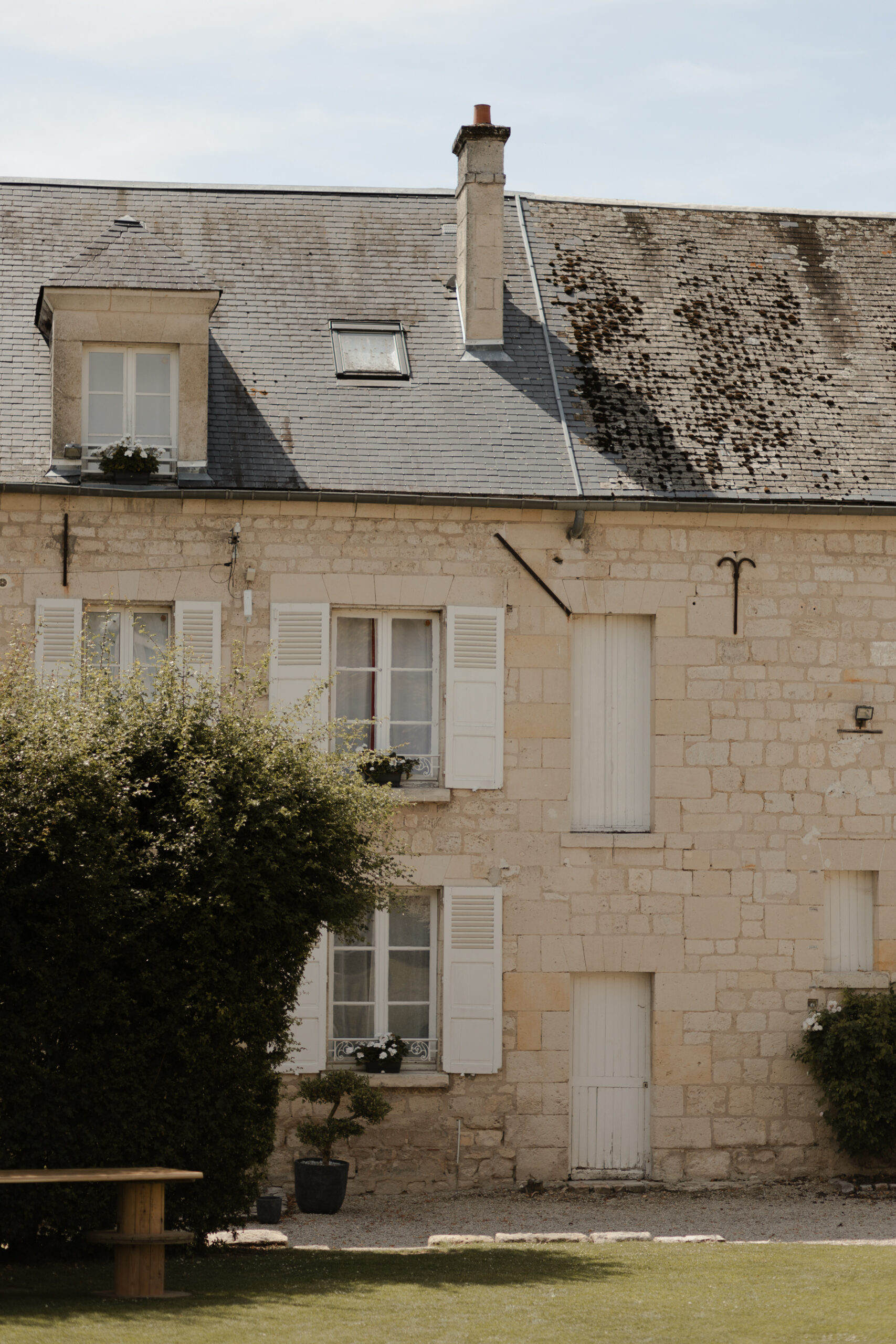 Gros plan sur le grain de la pierre et l'architecture d'une des bâtisses du domaine Les Pommerieux.