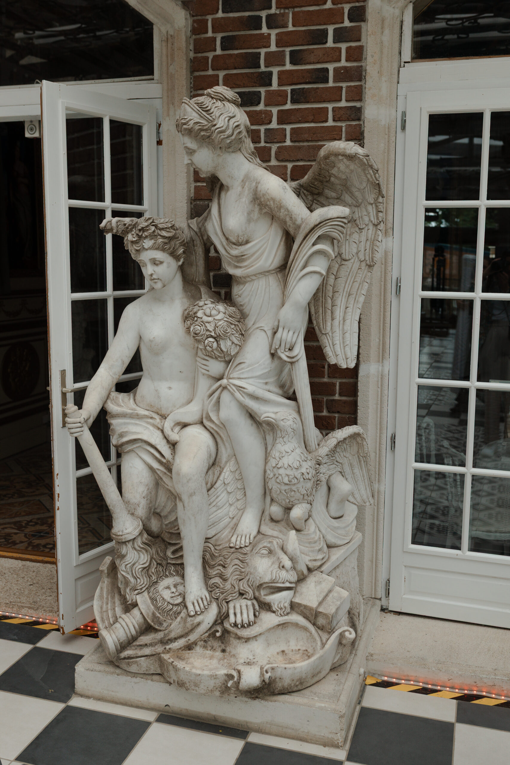 Sculpture d'époque photographiée à l'intérieur du Château de Montaubois.