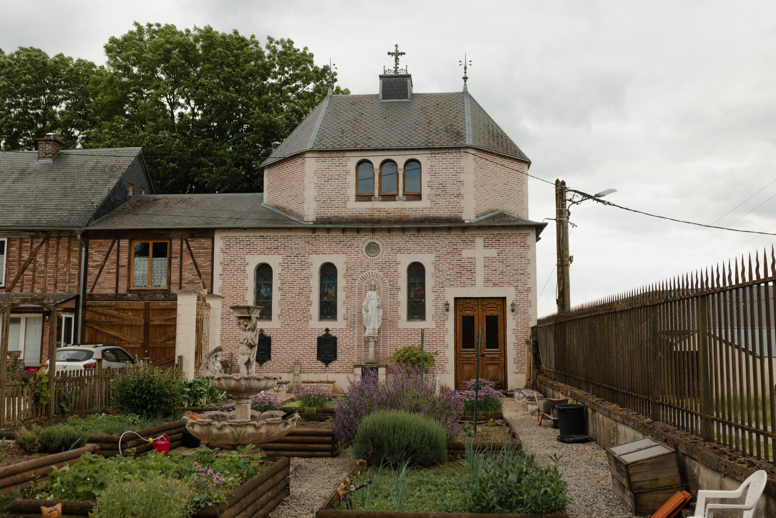 Chapelle privée et potager d'inspiration moyenâgeuse au Château de Montaubois.