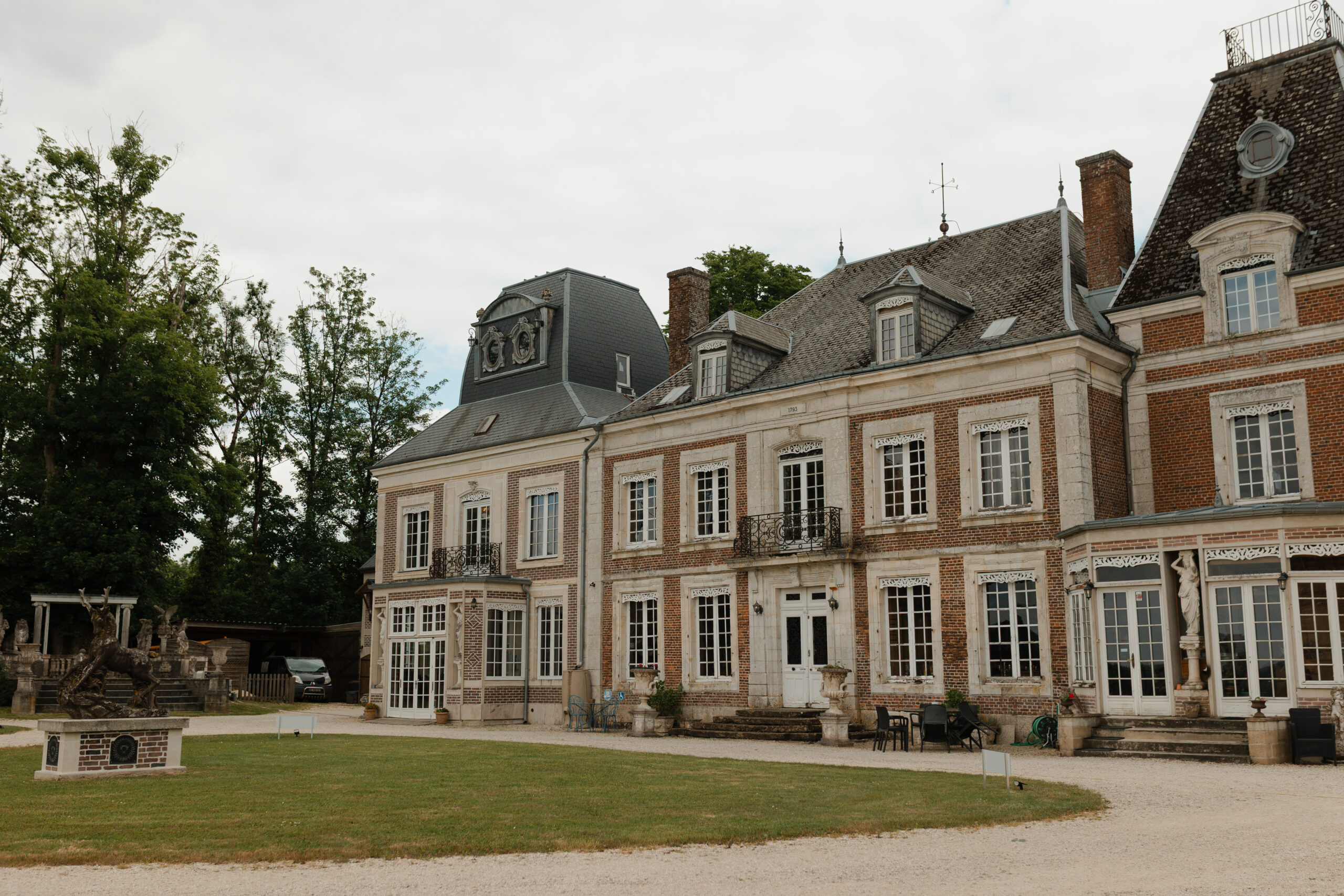 Façade avant du Château de Montaubois prise de côté, domaine de mariage Reims.