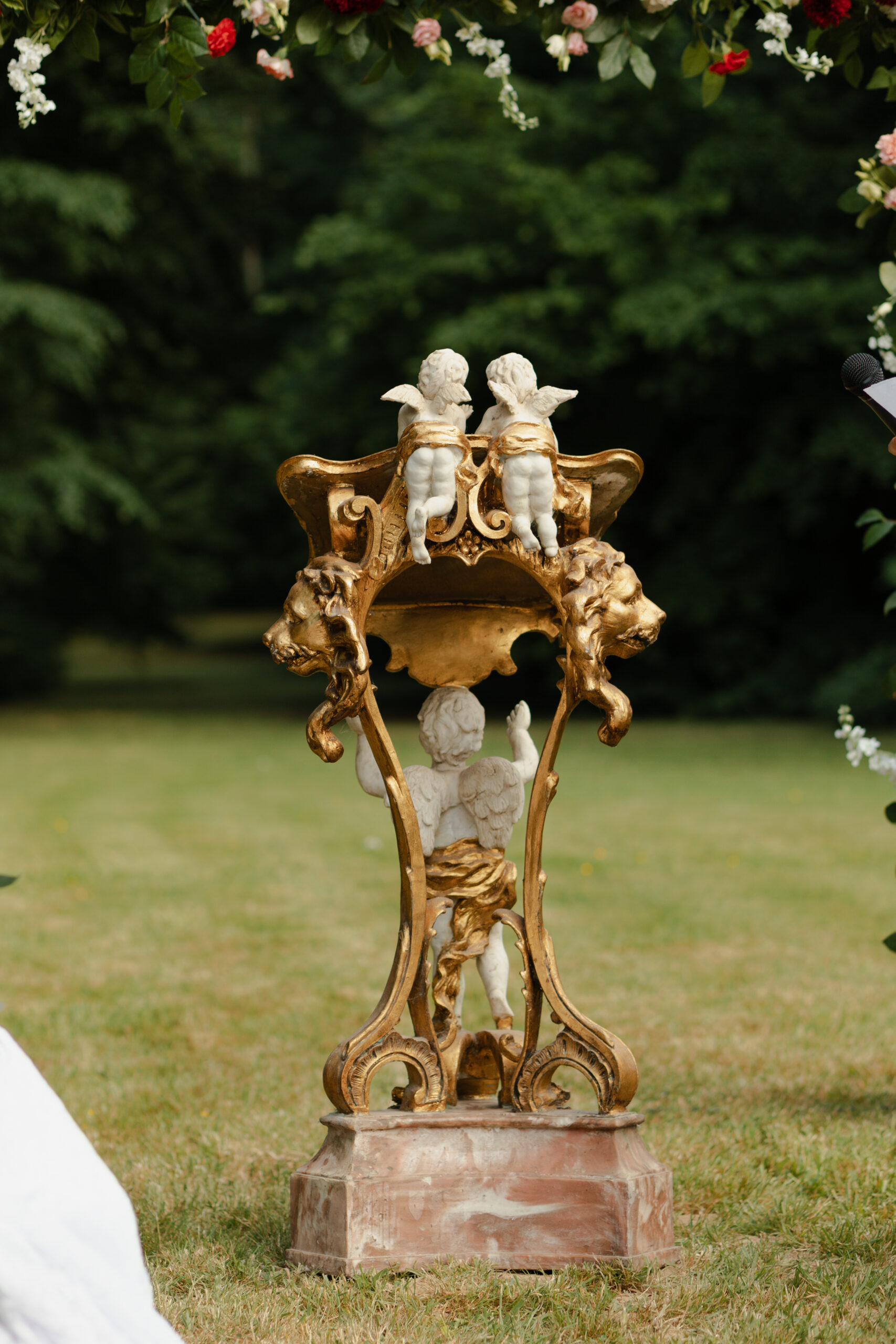 Pupitre doré sculpté utilisé pour une cérémonie laïque au Château de Montaubois.