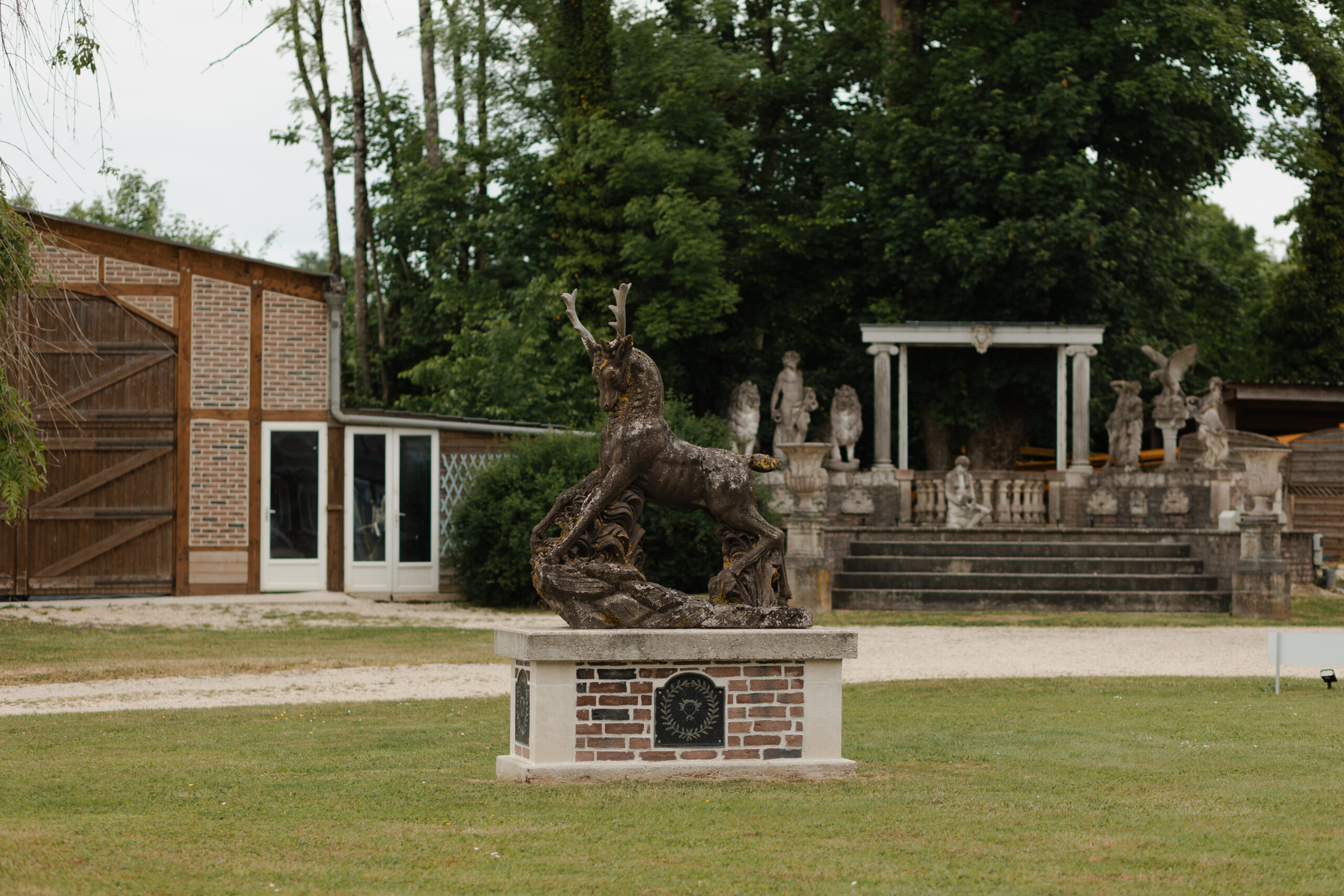 Sculpture de cerf dans le parc arboré du Château de Montaubois.