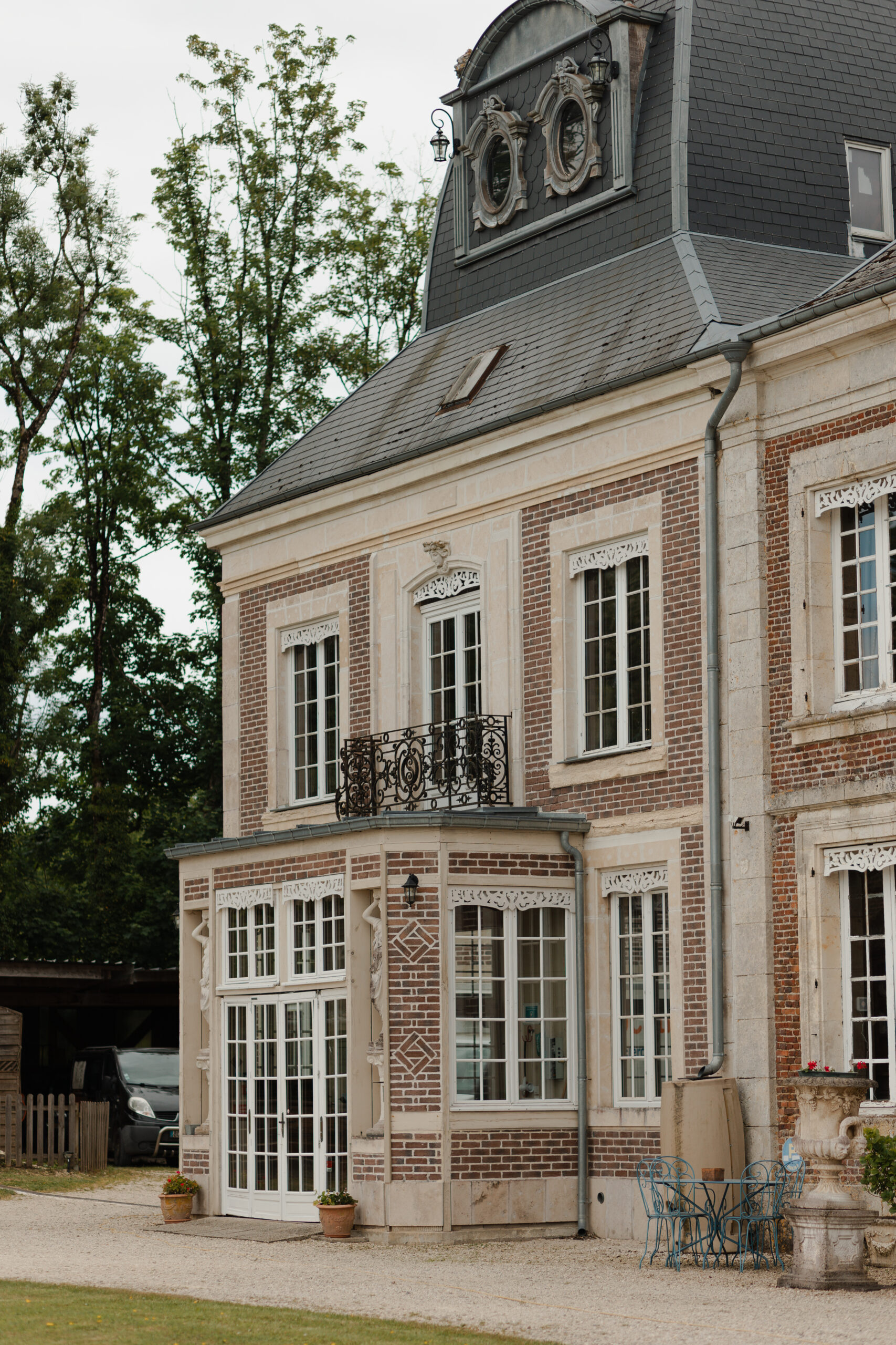 Vue du côté gauche de la façade avant du Château de Montaubois.