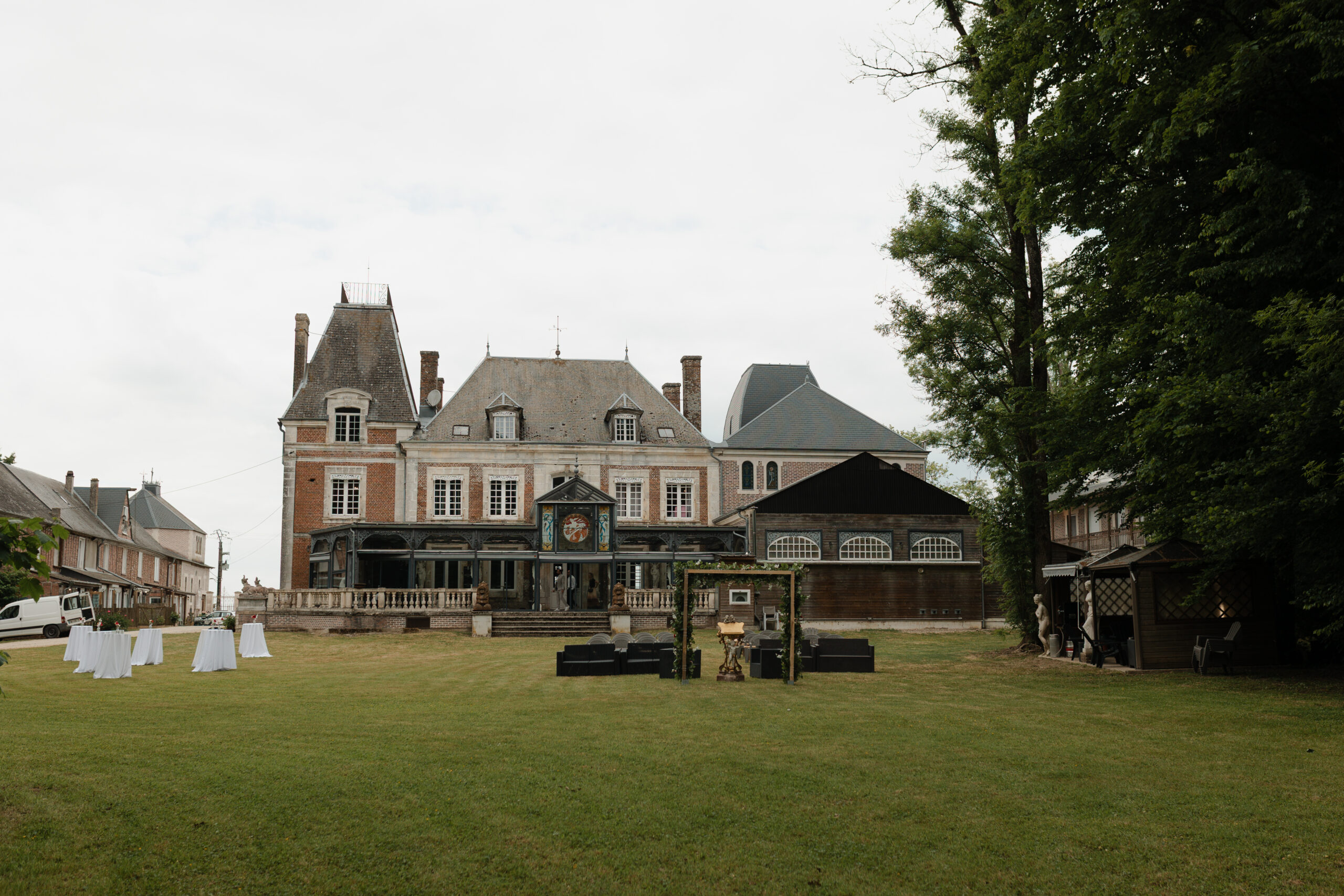 Façade arrière du château vue du parc avec la cérémonie laïque installée devant.