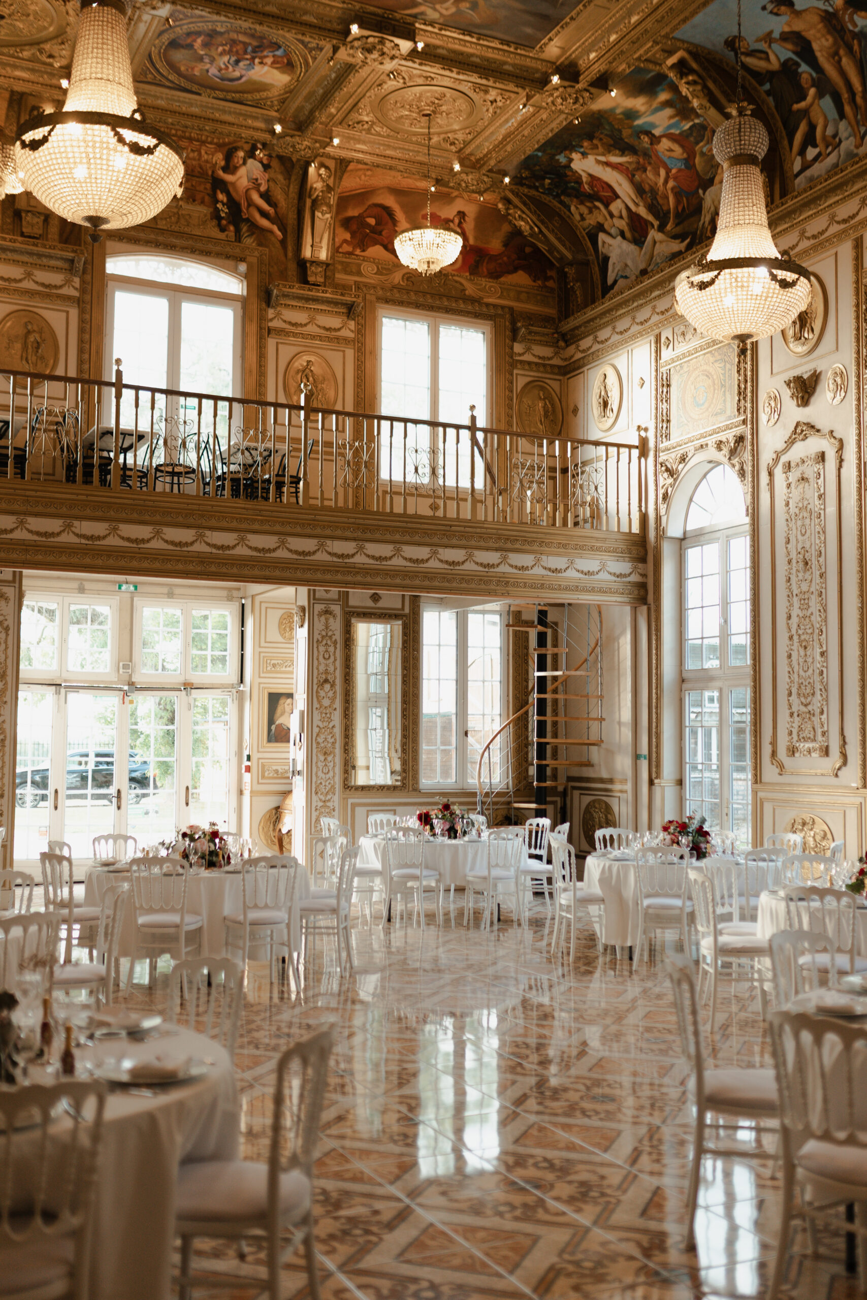 Salle de réception du Château de Montaubois au style Versailles, dorures et peintures murales sous lumière naturelle.