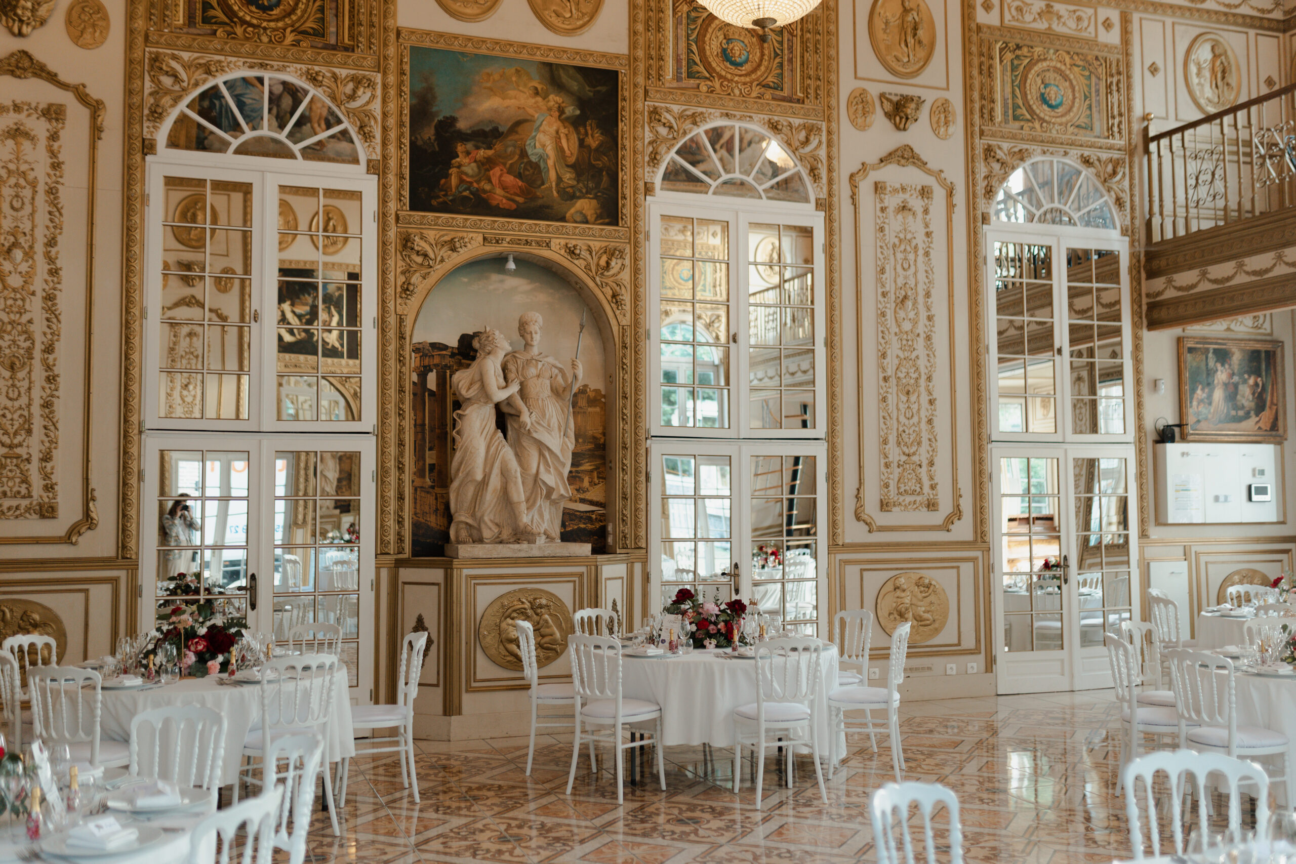 Photographie en paysage de la salle de réception richement décorée au Château de Montaubois.