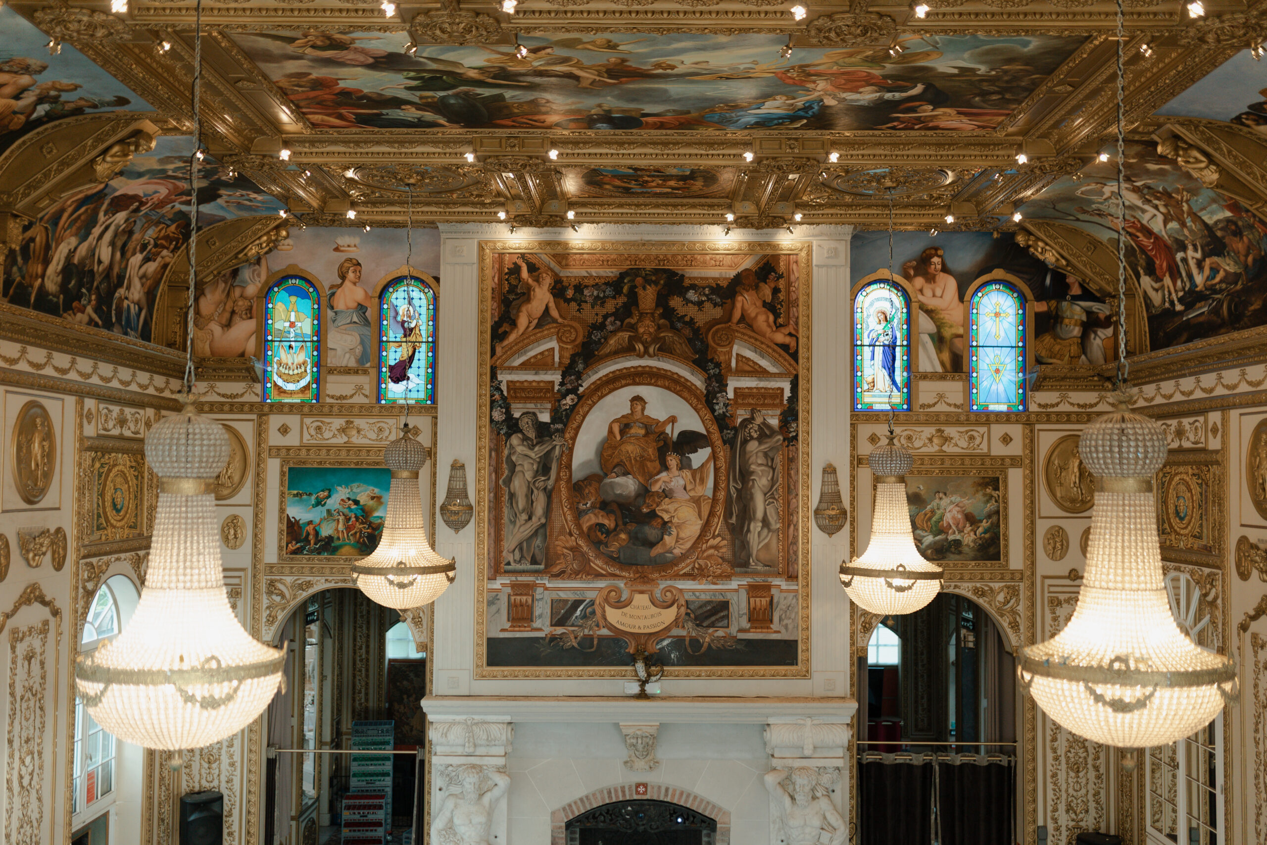 Vue du plafond et du haut de la salle de réception depuis la mezzanine du Château de Montaubois.
