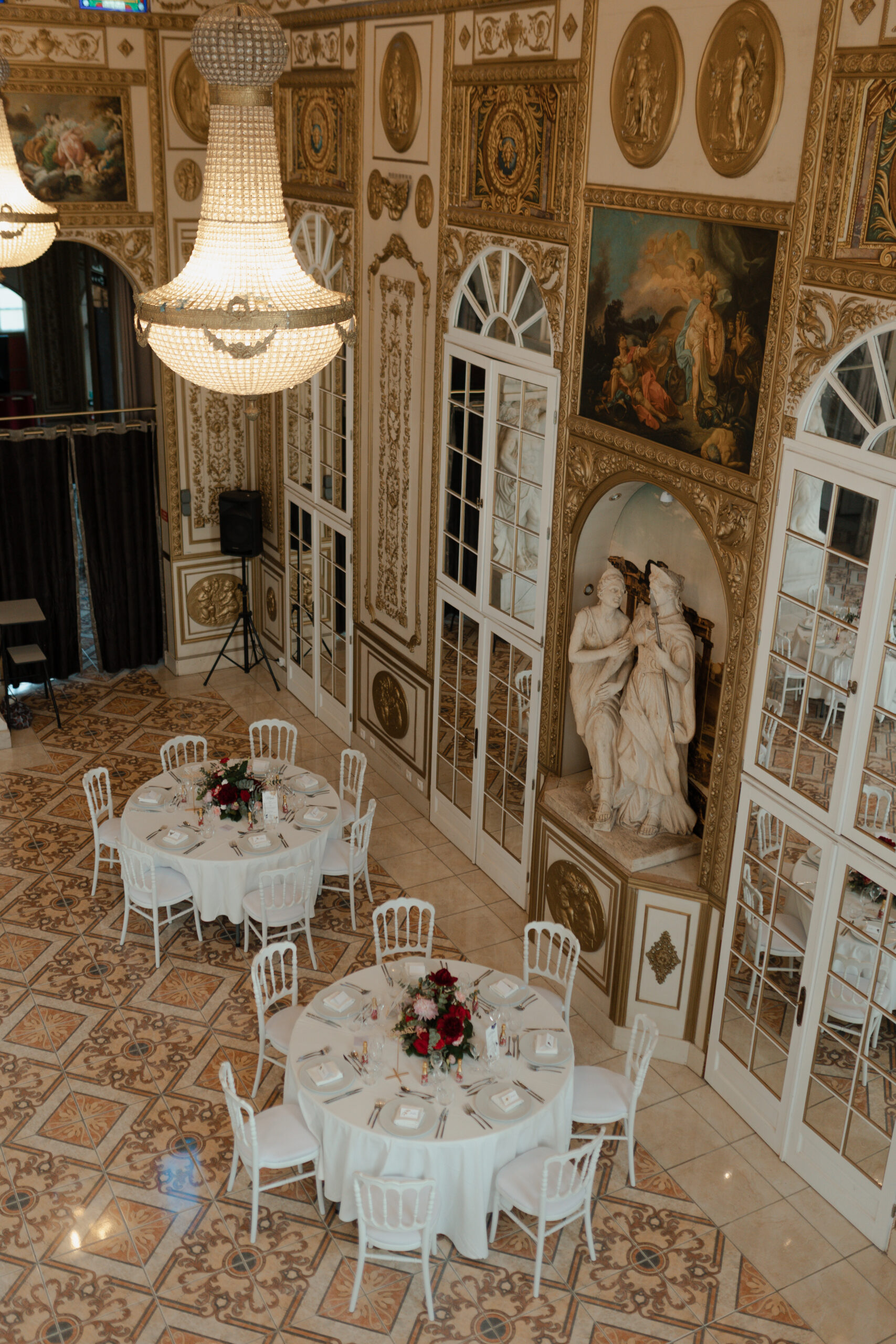Autre point de vue depuis la mezzanine du Château de Montaubois sur la salle décorée.