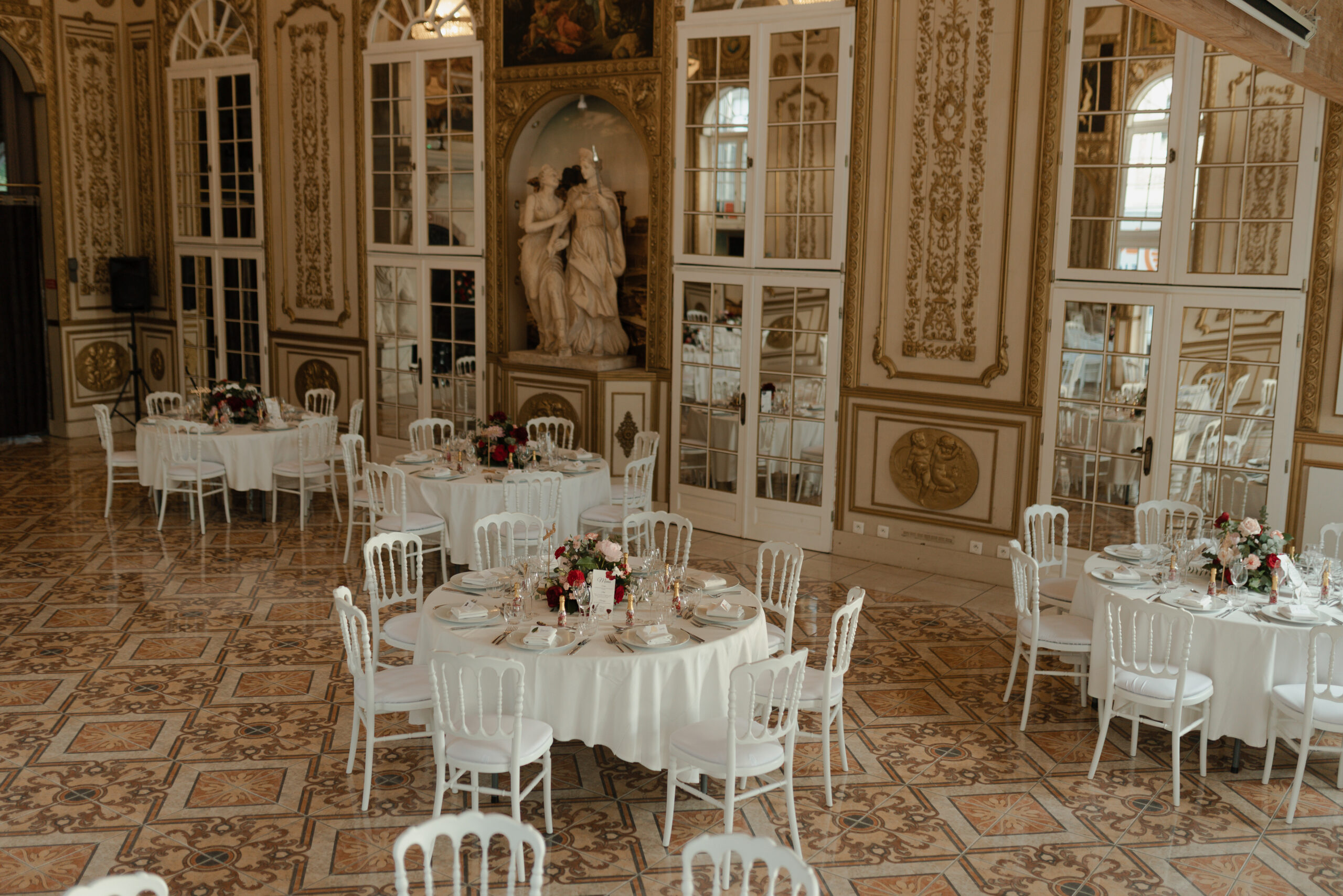 Vue alternative de la salle de réception du Château de Montaubois, dorures et tables dressées.