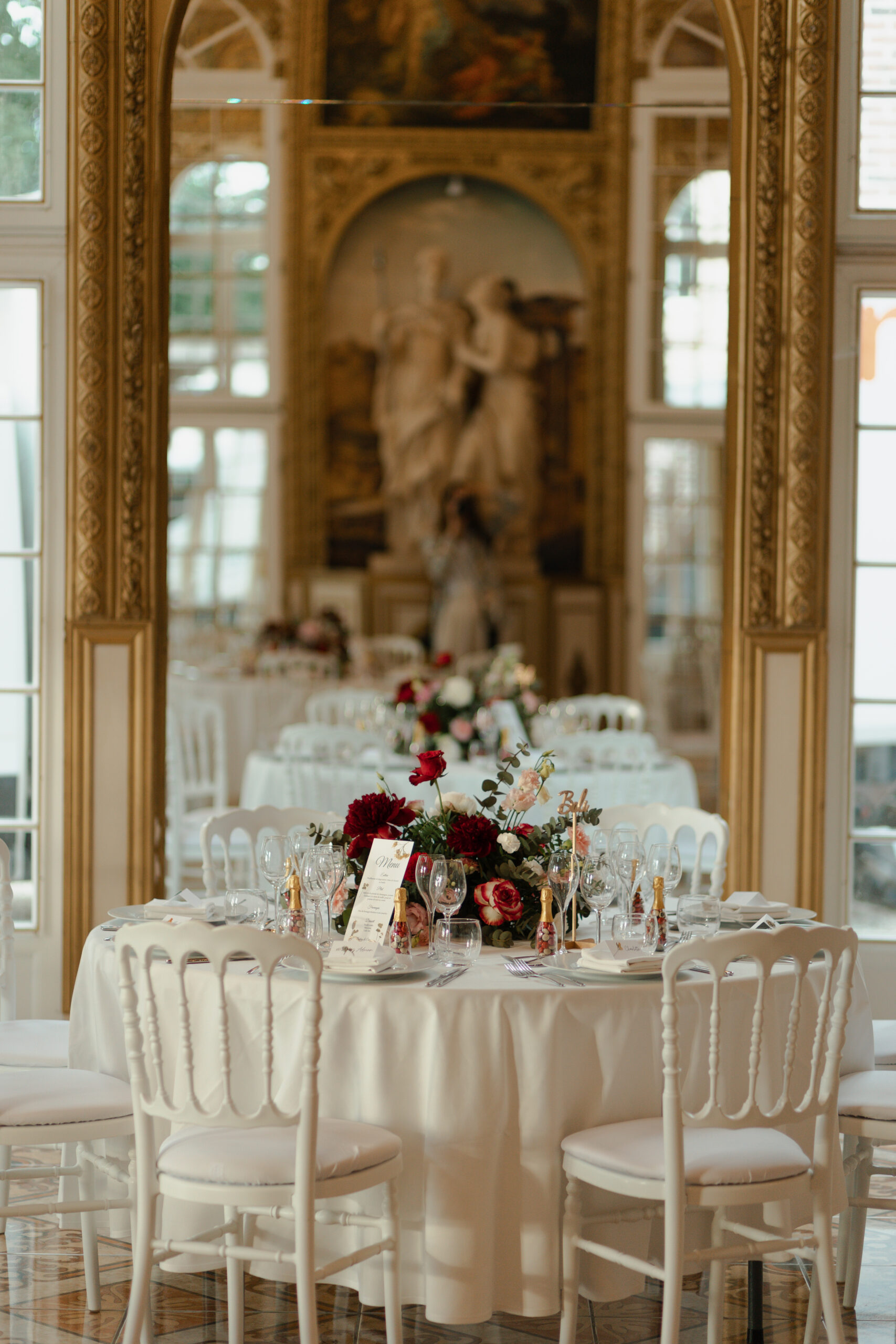 Table de mariage décorée photographiée devant un immense miroir doré au Château de Montaubois.