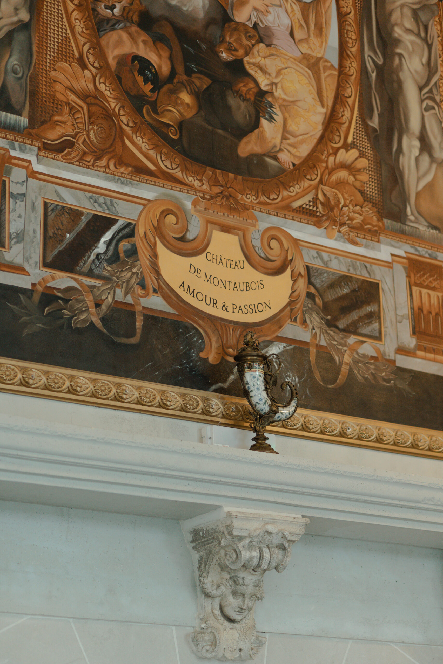 Objet d'époque devant la peinture murale "Château de Montaubois, Amour & Passion".