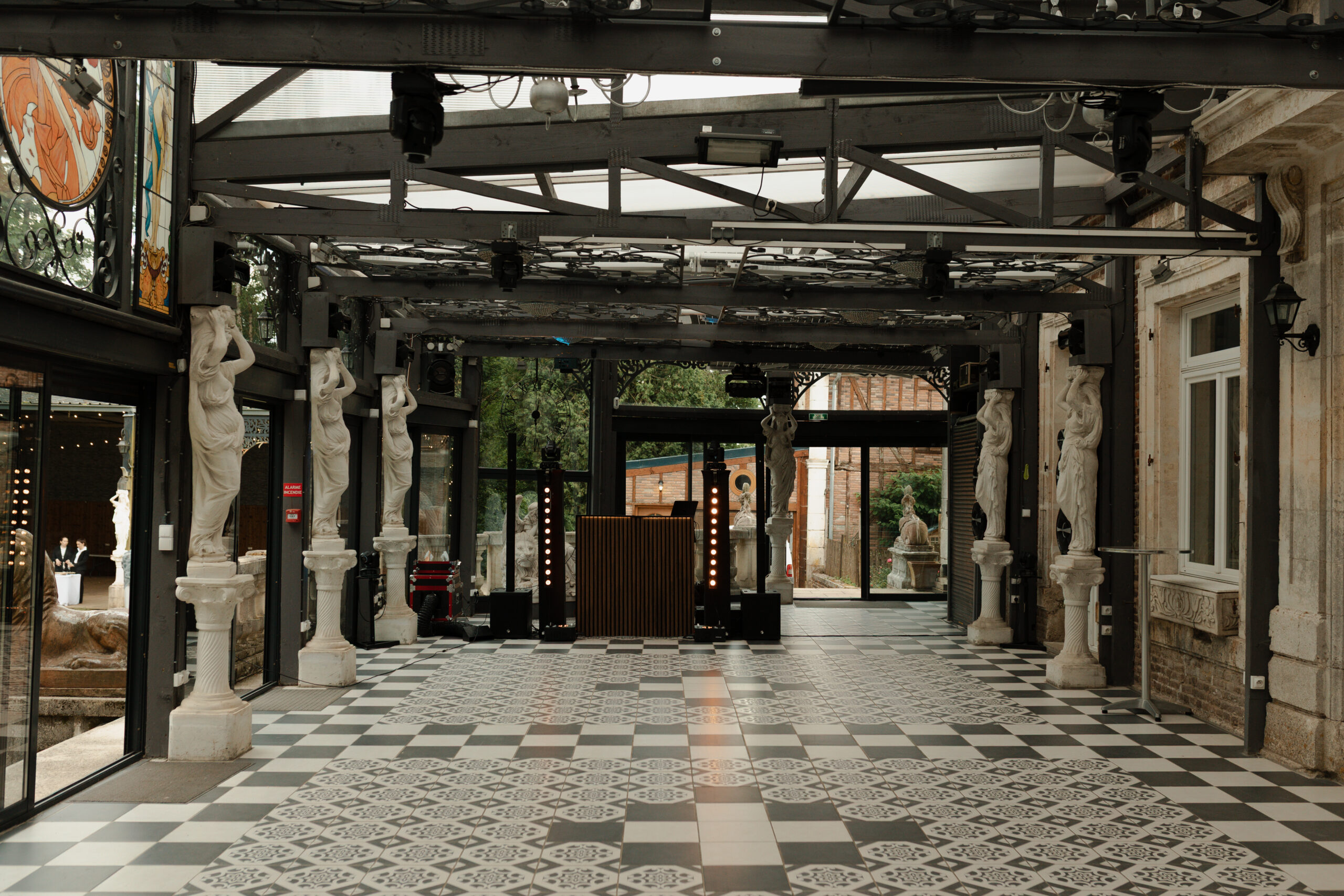 Verrière du château aménagée en dancefloor pour une soirée de mariage.