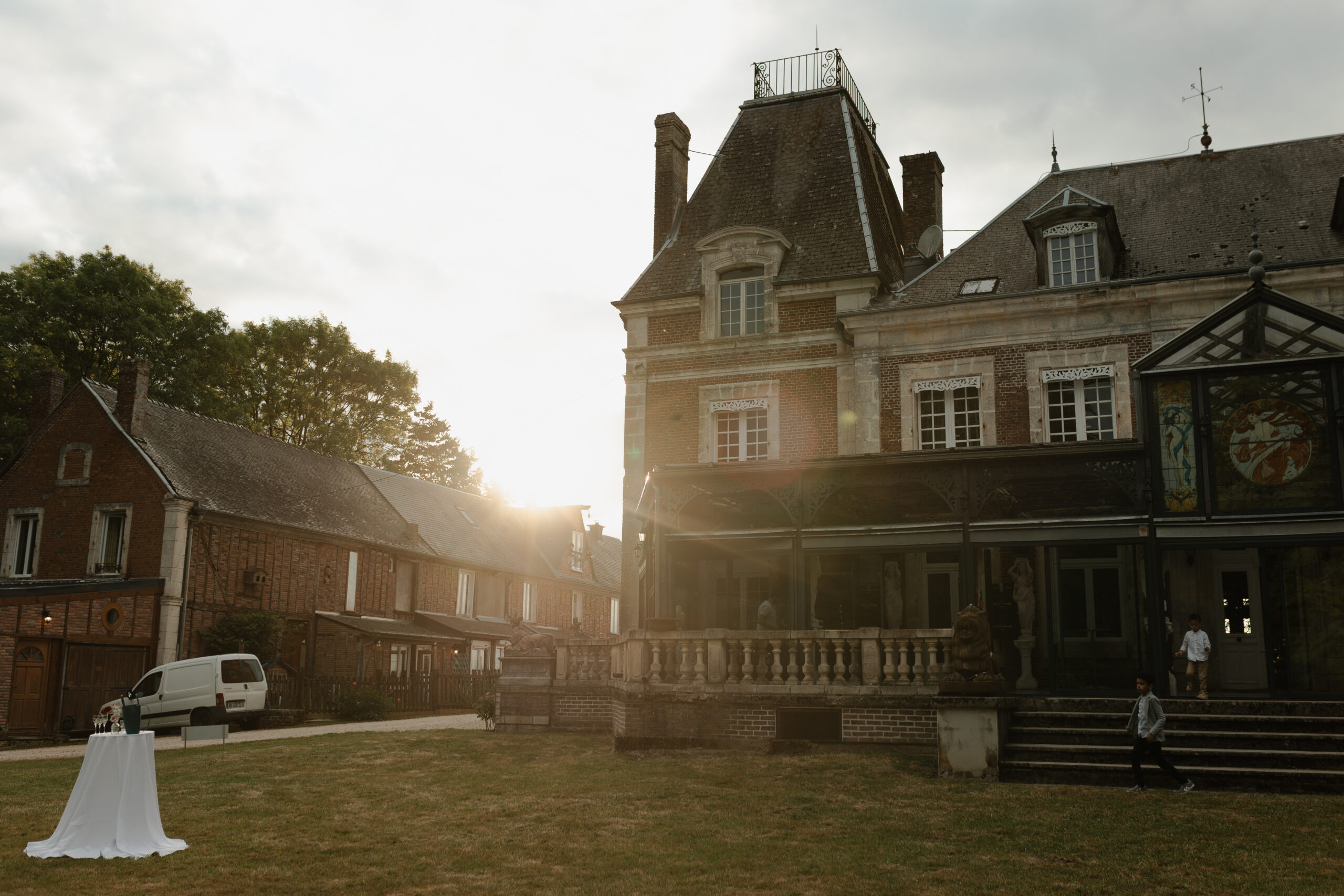 Façade arrière du Château de Montaubois avec effet de flare solaire dans le parc.