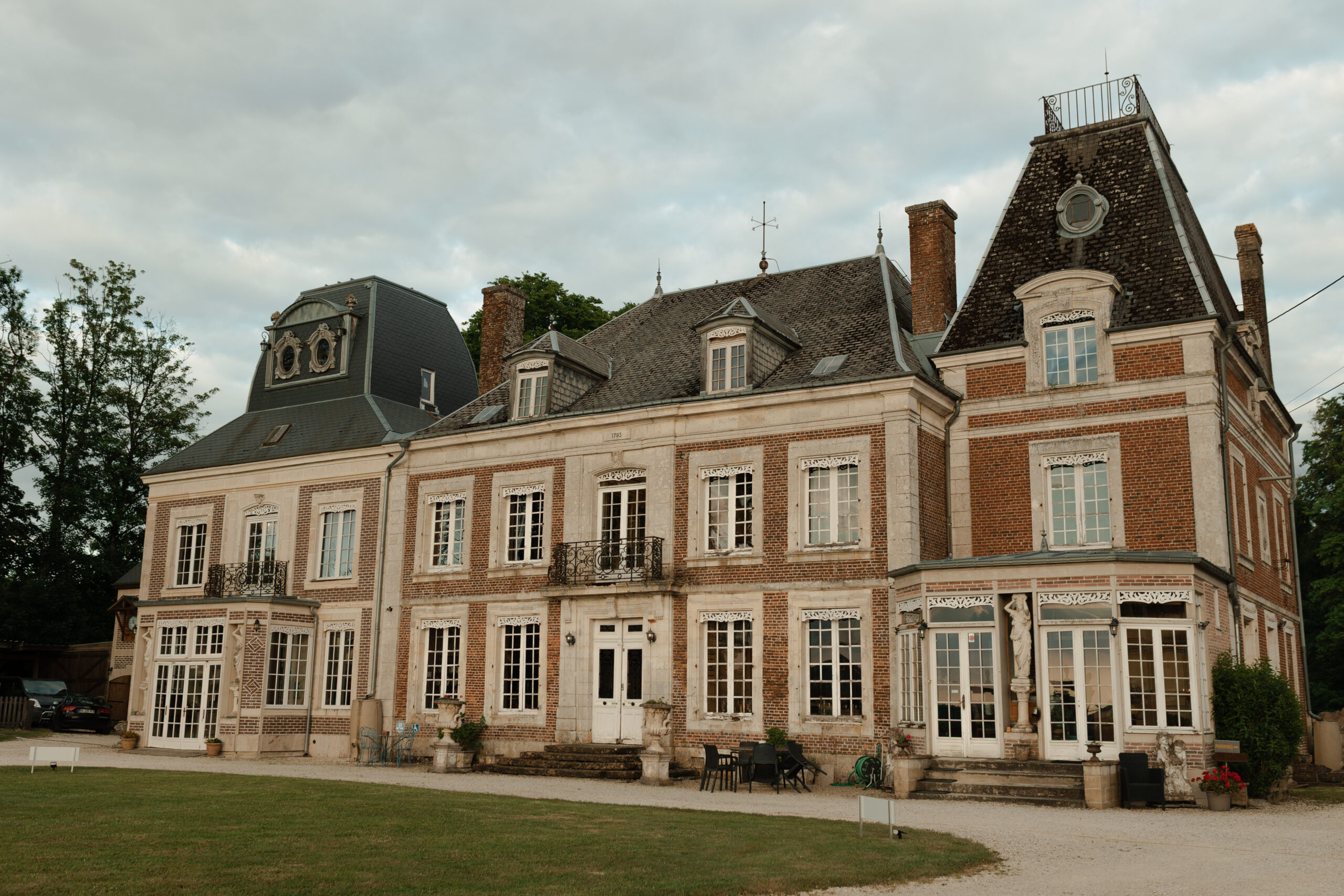 Photographie de la façade avant du Château de Montaubois, domaine mariage près de Reims.