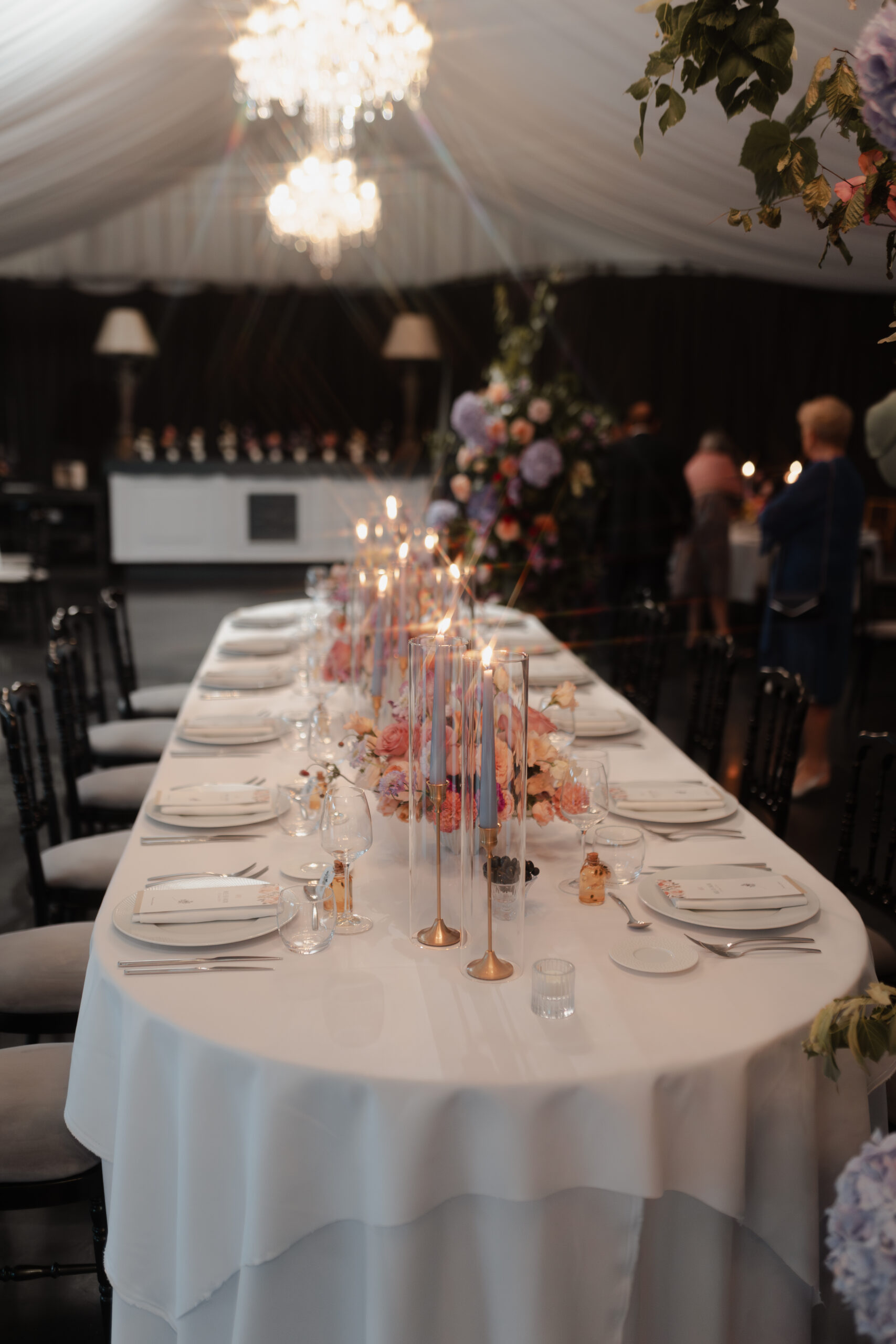 Gros plan sur la décoration de table raffinée au Château du Faucon.