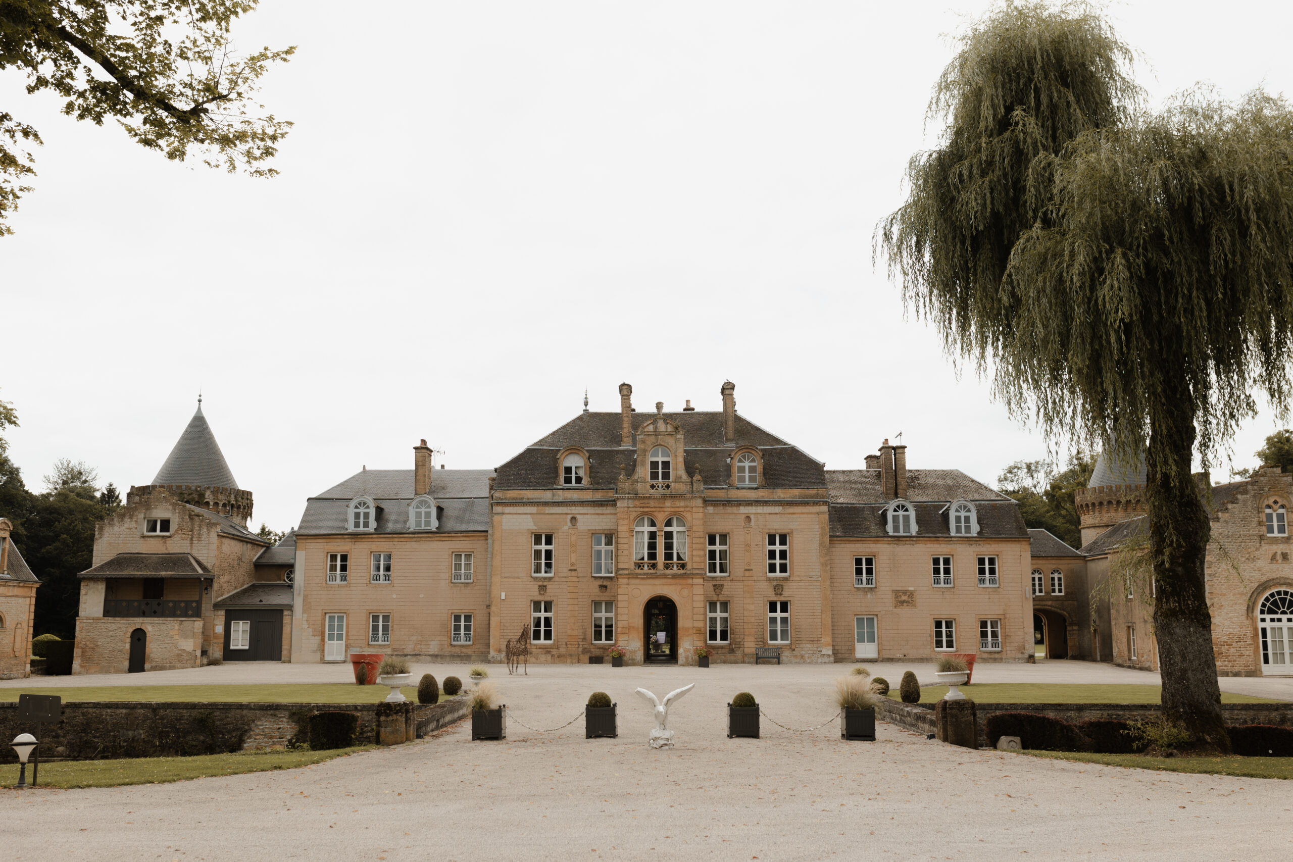 Photographie de la façade avant du Château du Faucon, domaine mariage Champagne Ardennes.