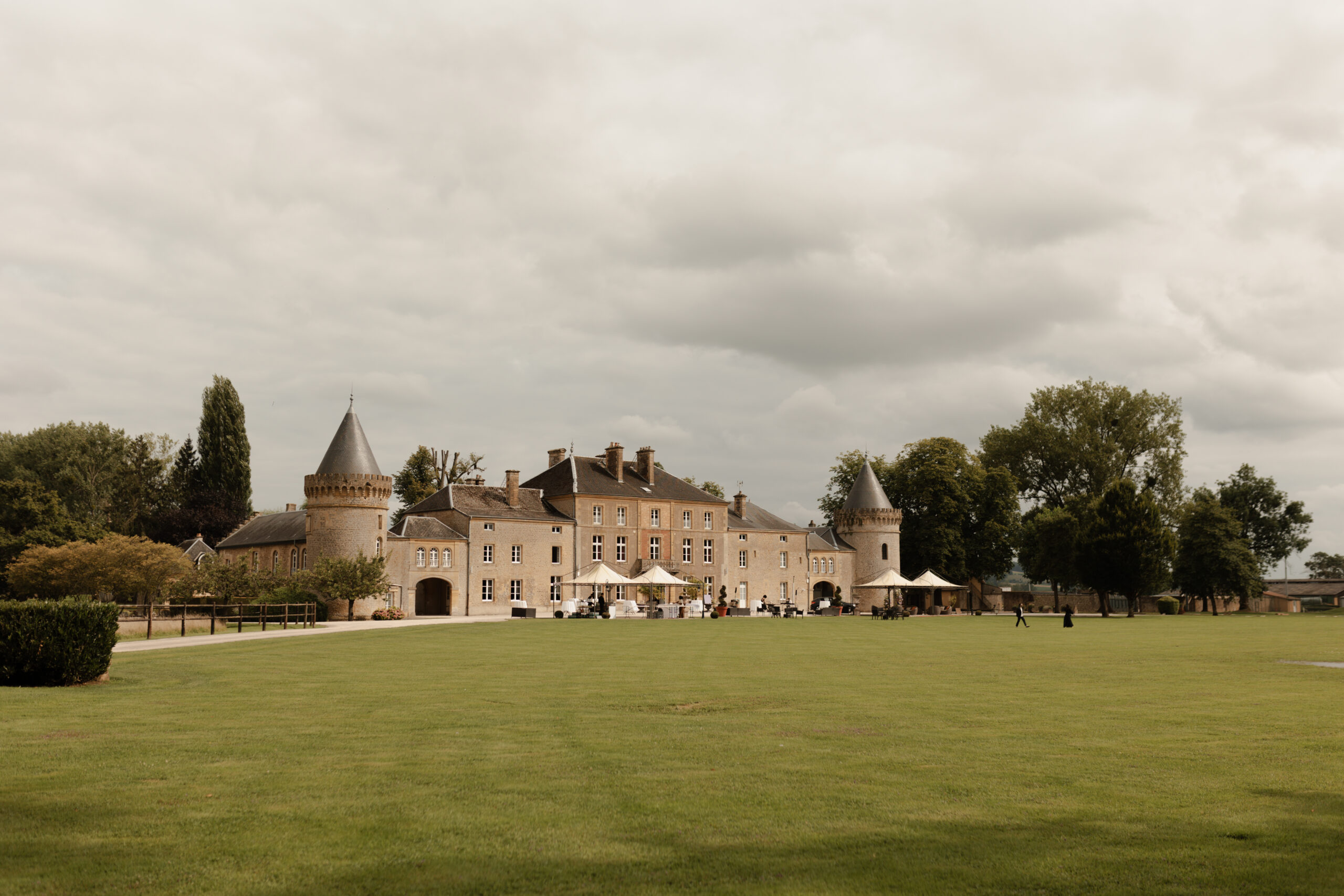 Vue de la façade arrière du Château du Faucon depuis le parc boisé.