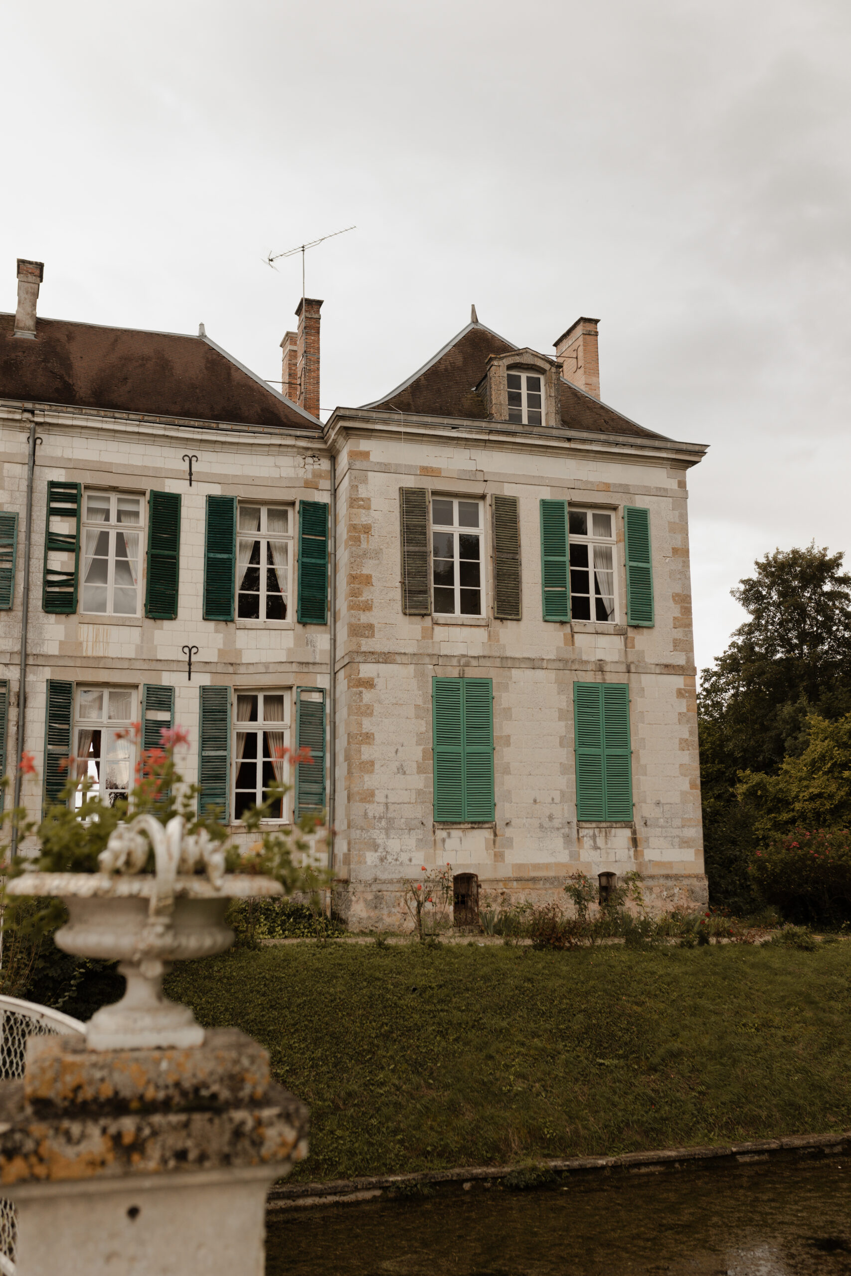 Vue dégagée sur l’aile droite du Château de Juvigny, domaine de mariage en Champagne près de Reims.