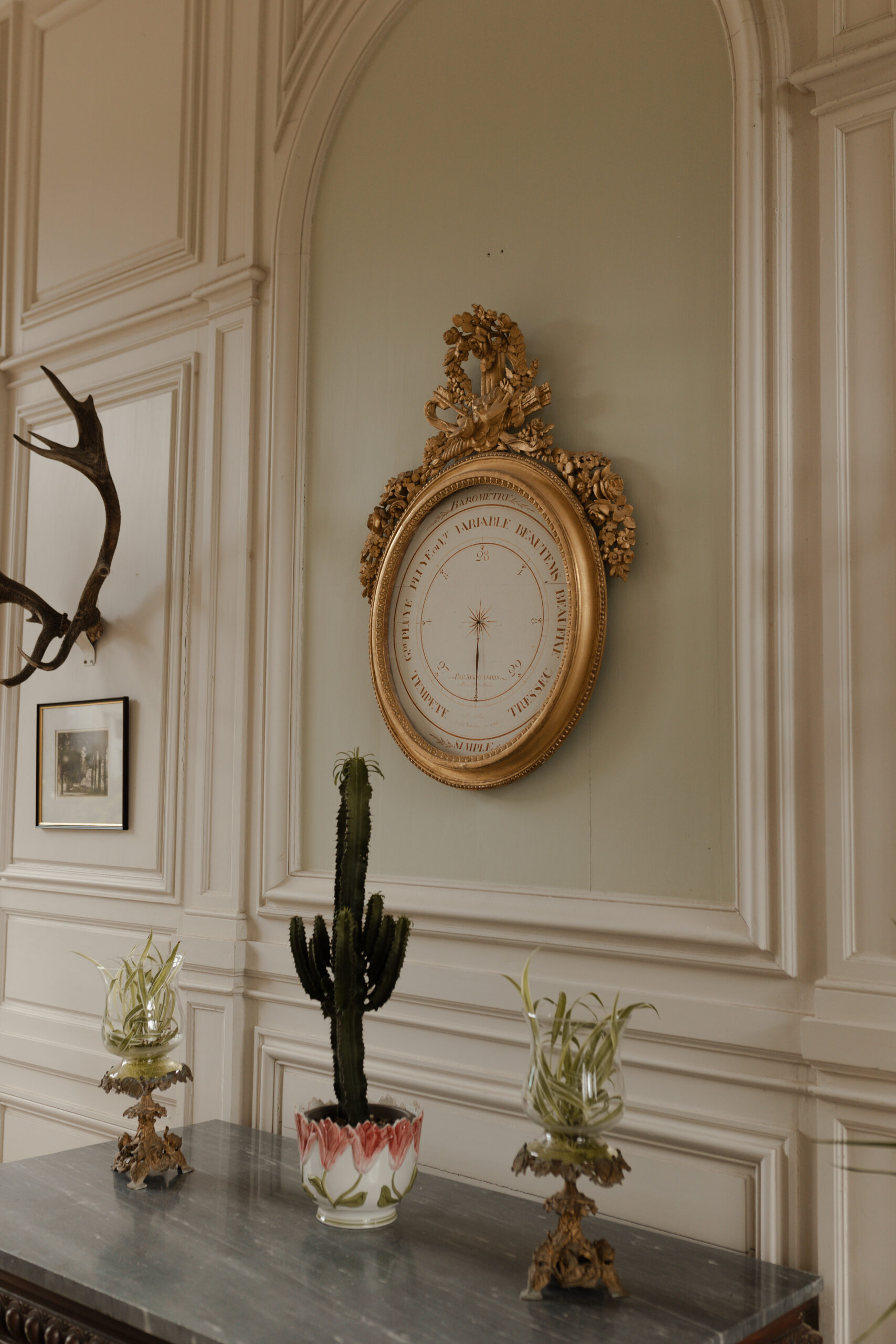 Gros plan sur l'horloge ancienne de luxe dans le hall du Château de Juvigny.