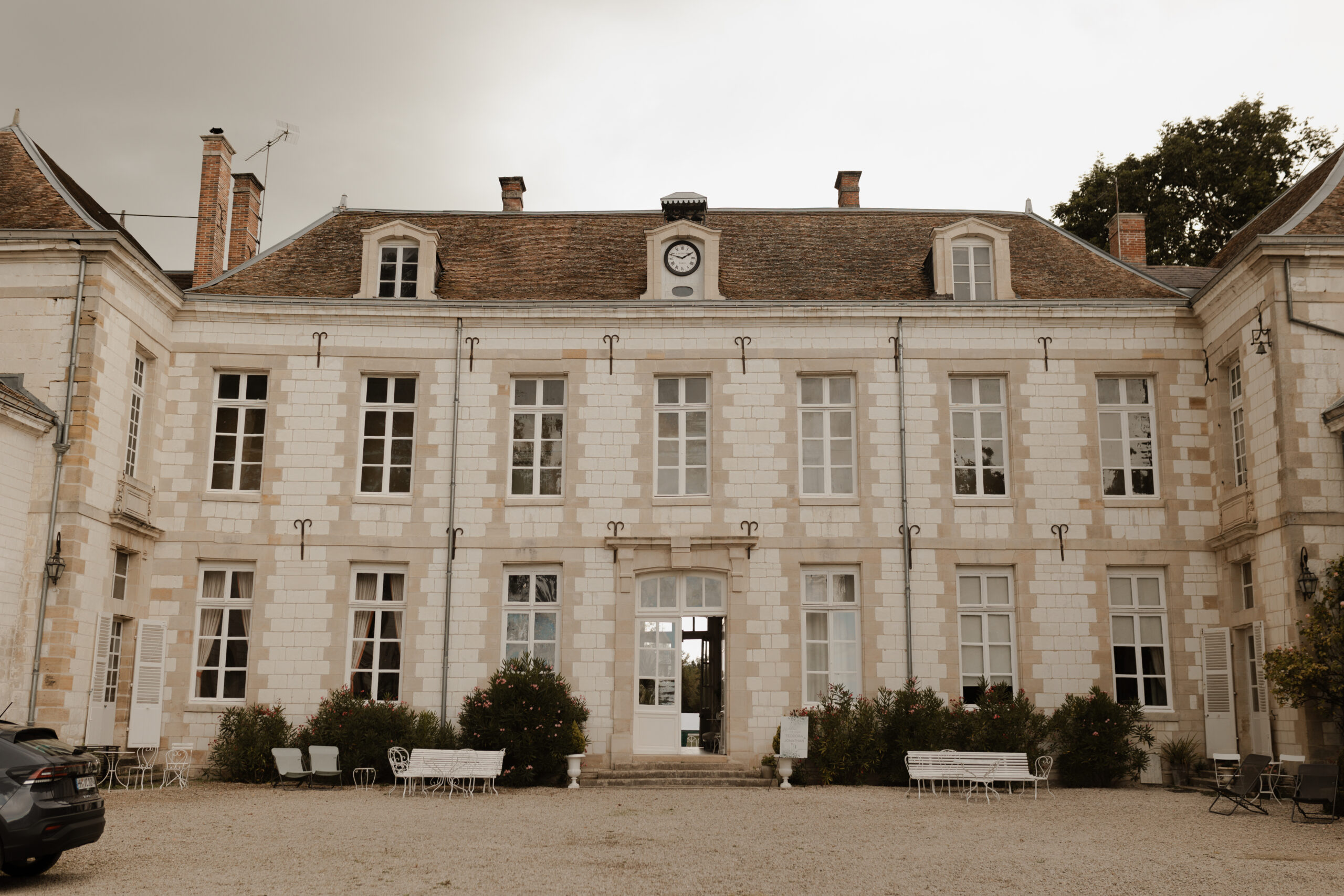 Photo de la façade principale du Château de Juvigny vue depuis la cour d'honneur, côté entrée.