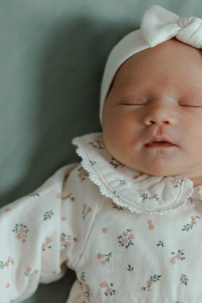 Gros plan artistique sur le visage endormi d'un bébé lors d'une séance naissance.