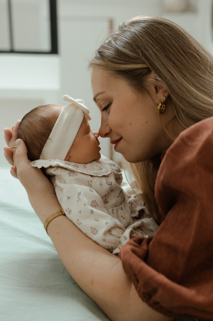Maman et son bébé se regardant droit dans les yeux, moment de tendresse.