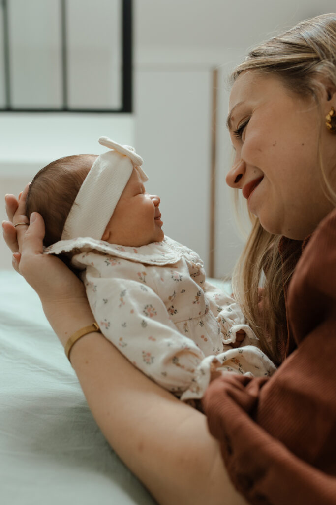 Maman et son bébé se regardant avec tendresse et sourires, Reims.